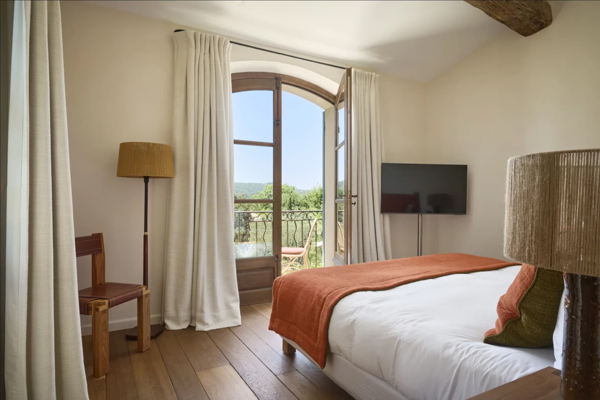 Chambre en suite avec matériaux nobles et accès extérieur, dans une villa de caractère à vendre proche centre de Saint-Tropez.