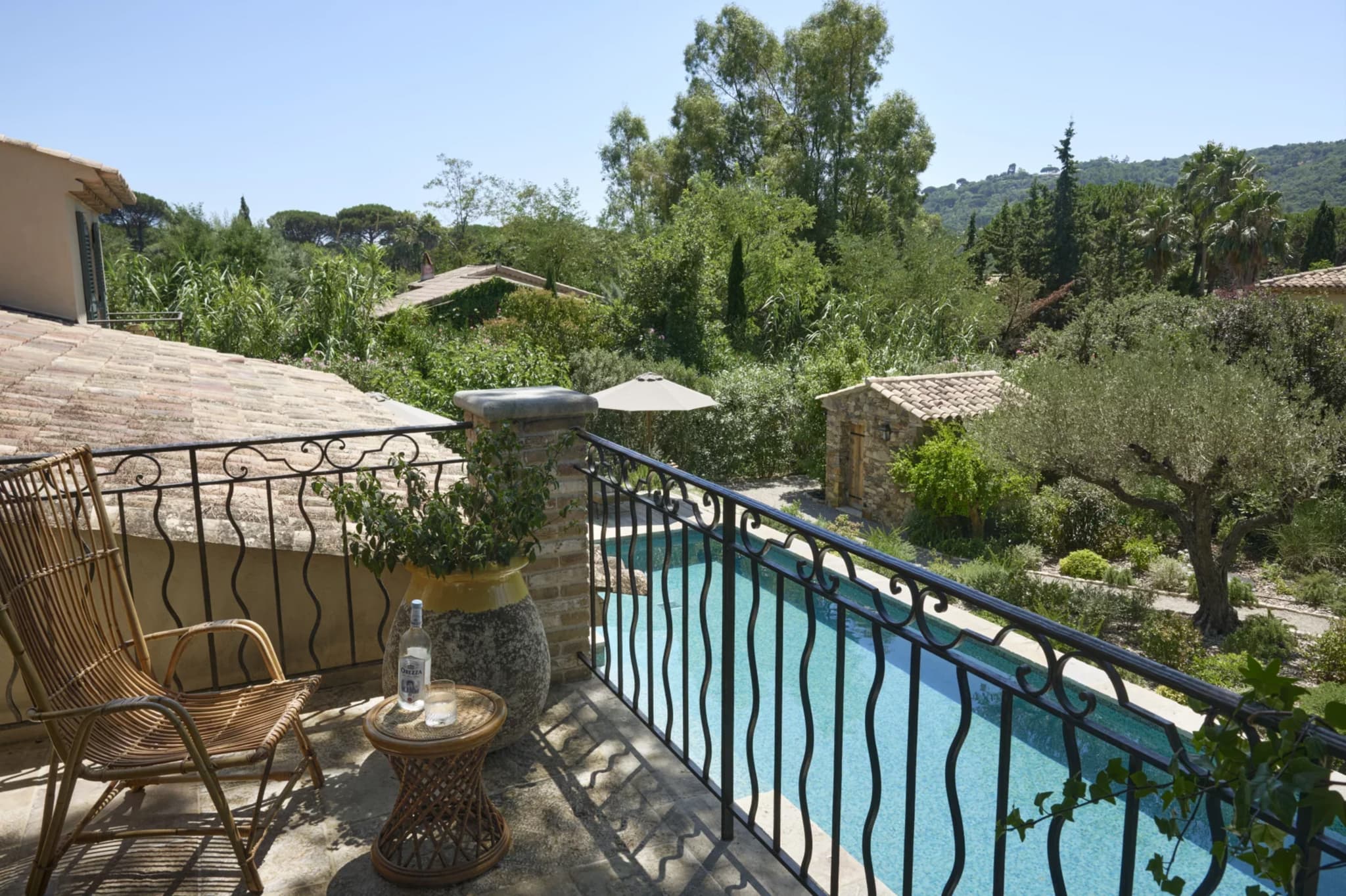 Piscine chauffée exposée sud-ouest avec vue dégagée sur les collines, dans une villa provençale haut de gamme à vendre à Saint-Tropez.