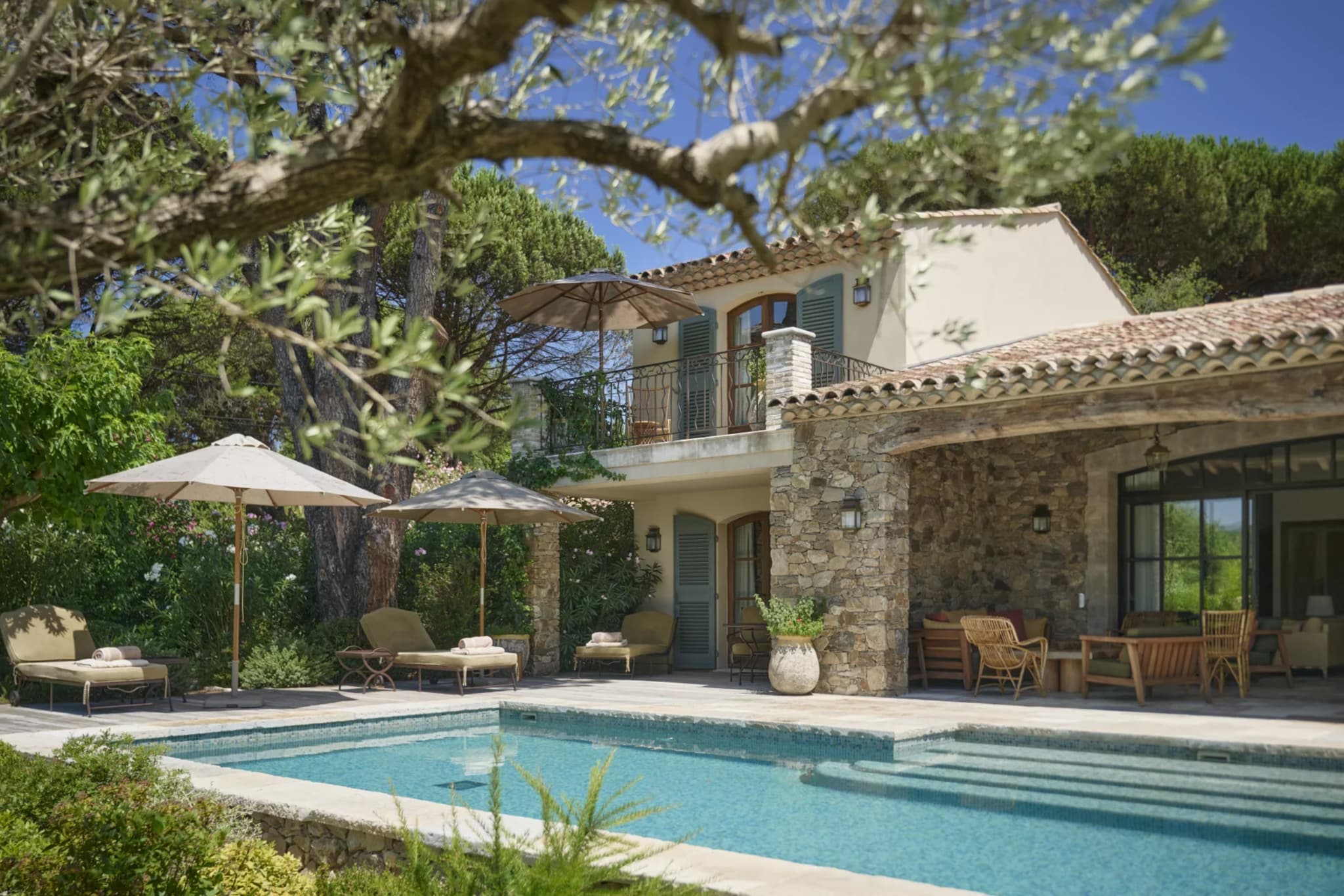 Superbe façade en vieilles pierres et tuiles anciennes, pour une villa provençale neuve et élégante à vendre à Saint-Tropez.