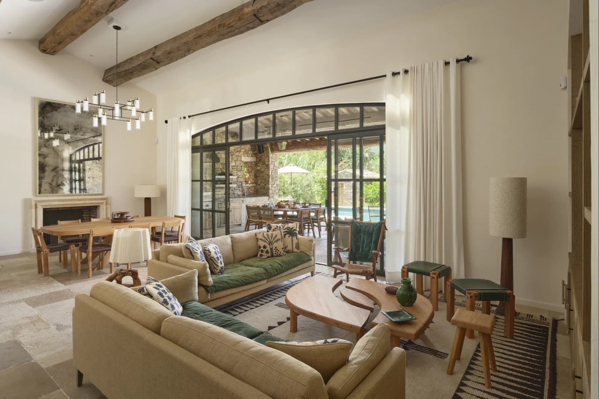 Salon spacieux et lumineux avec pierres de Bourgogne et poutres chêne, dans une villa provençale neuve à vendre proche centre de Saint-Tropez.