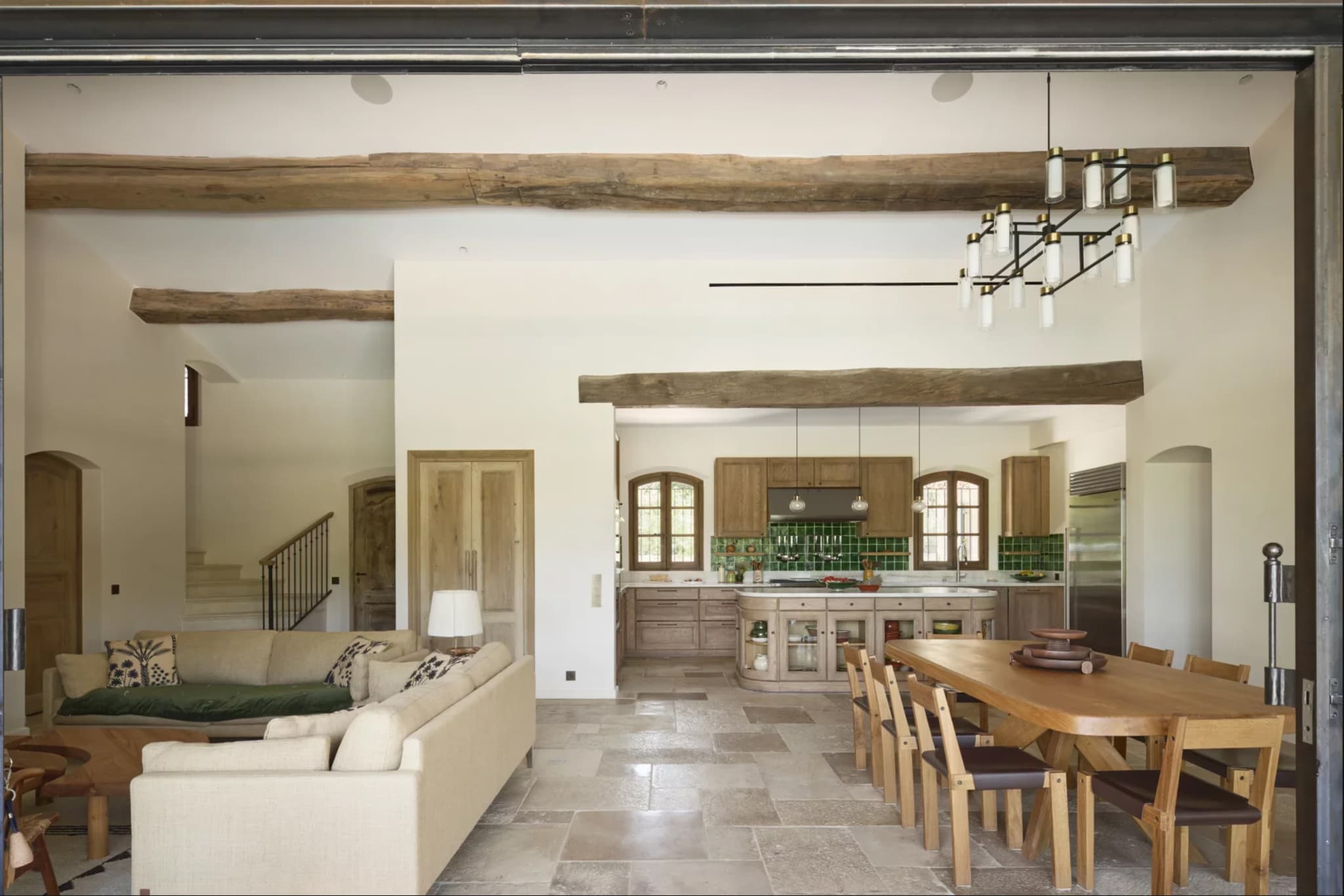 Salle à manger raffinée aux matériaux nobles, ouverte sur la terrasse, dans une villa provençale haut de gamme à vendre à Saint-Tropez.