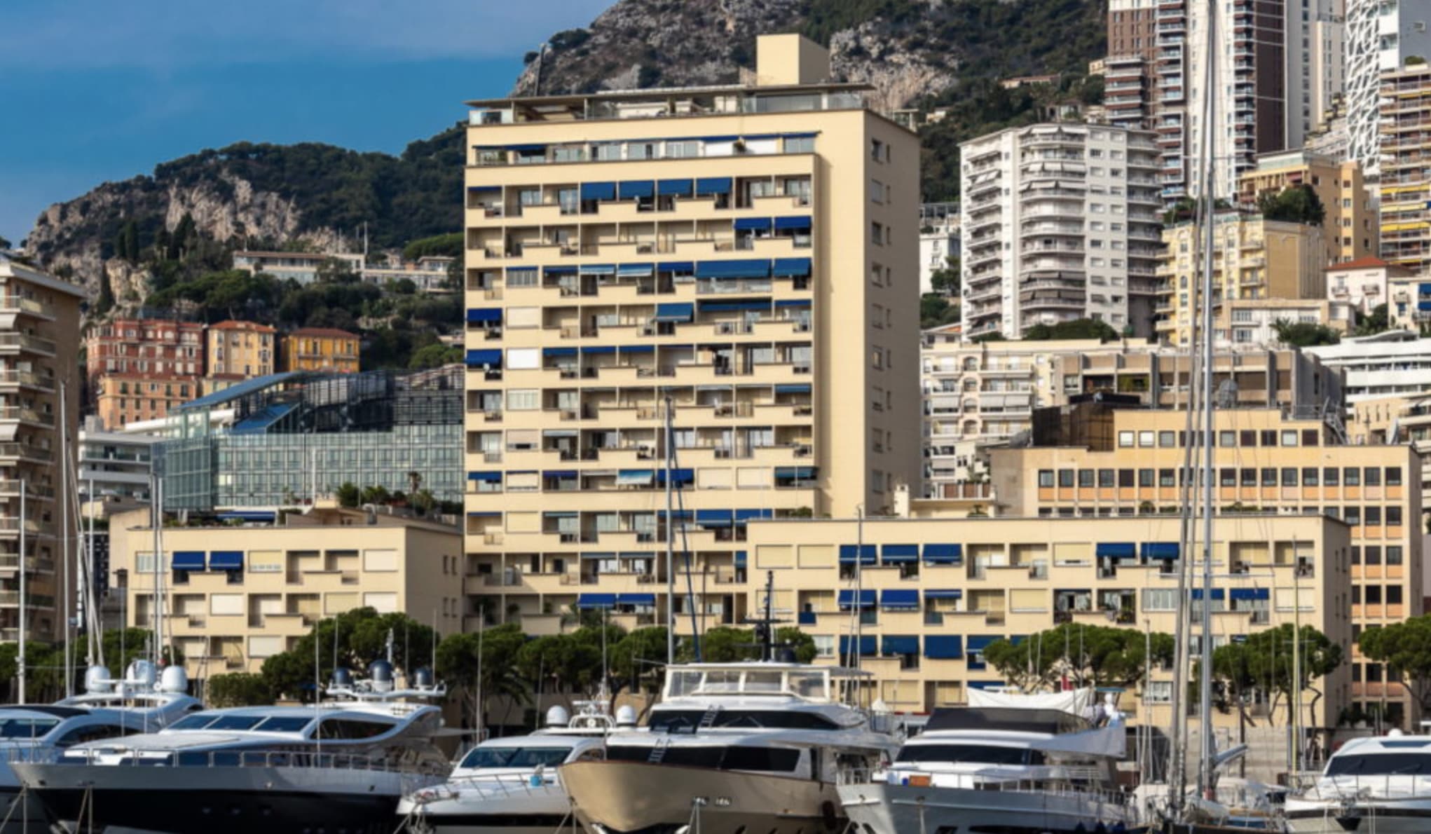 Vue de la façade d’un élégant appartement à vendre à Monaco, dans la résidence Palais Héraclès avec vue exceptionnelle sur le Port Hercules.
