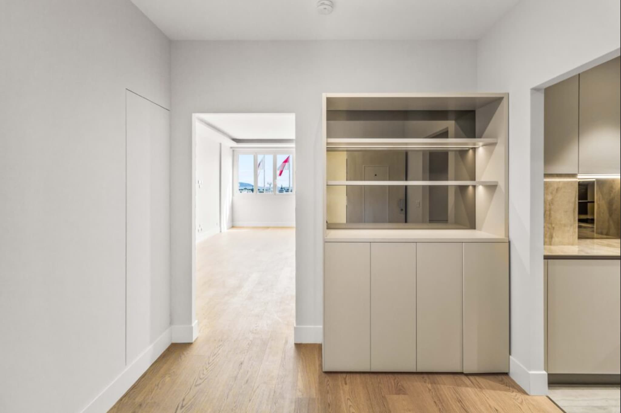 Chambre confortable dans un appartement à vendre à Monaco avec vue directe sur Port Hercules et l’ambiance du Grand Prix.