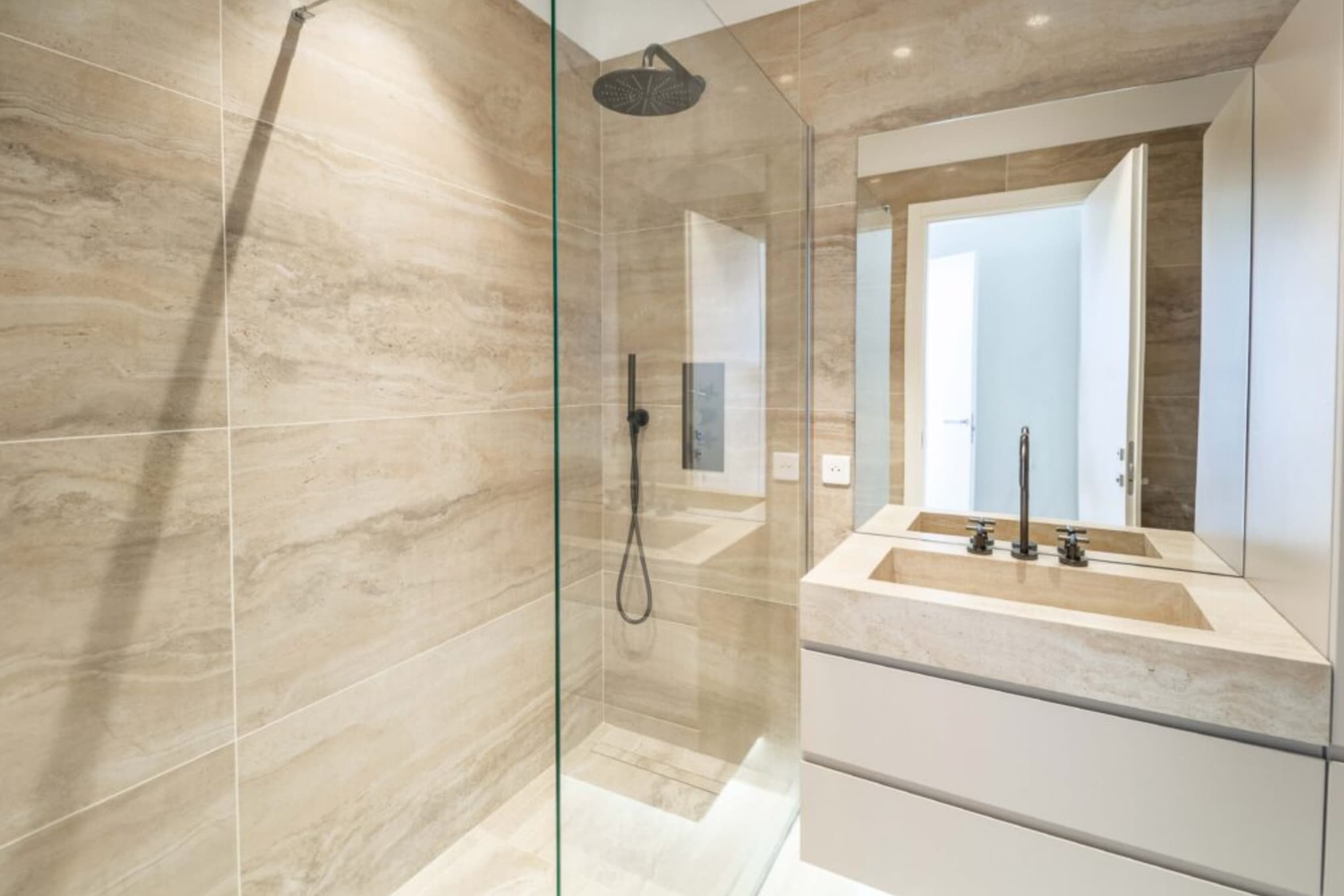 Salle de bain élégante et fonctionnelle dans un appartement à vendre à Monaco, offrant confort et finitions haut de gamme.