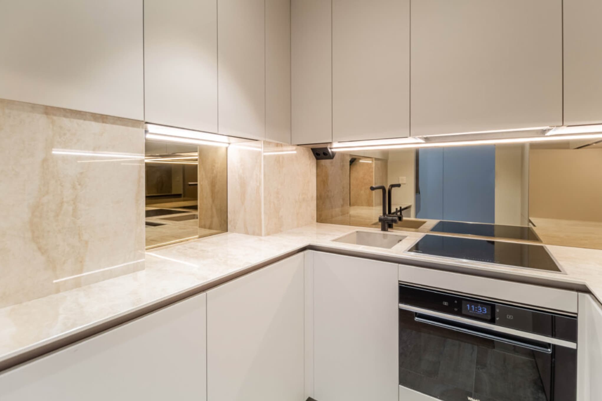 Cuisine équipée et séparée dans un appartement à vendre à Monaco, combinant confort et style à deux pas du Port Hercules.