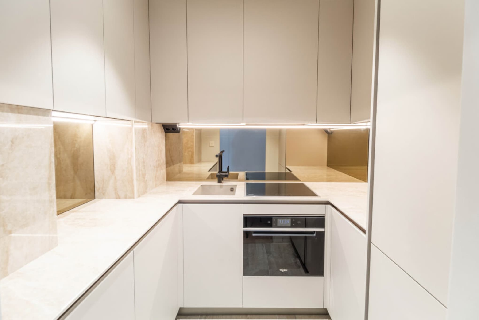 Cuisine équipée et séparée dans un appartement à vendre à Monaco, combinant confort et style à deux pas du Port Hercules.