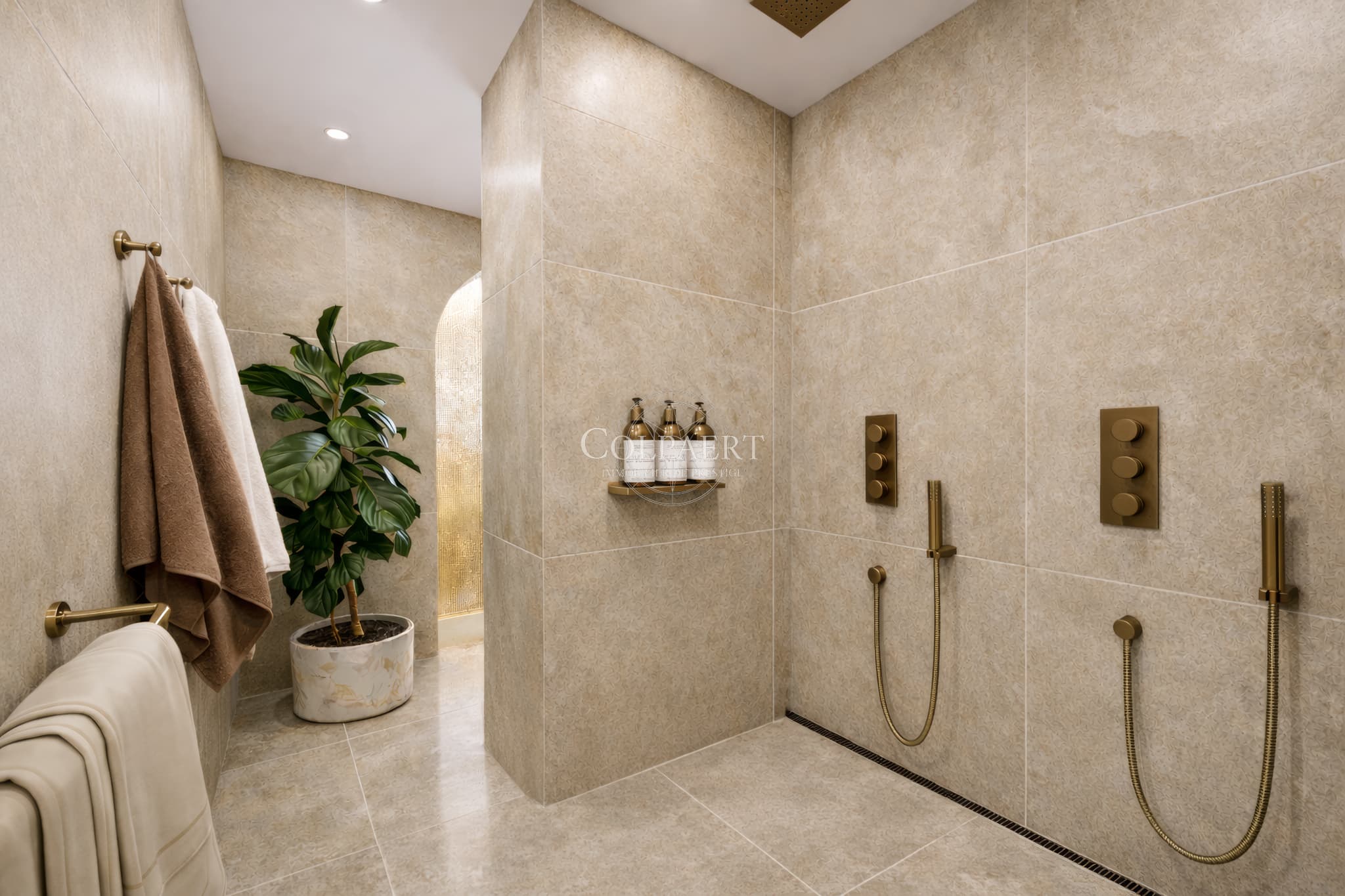 Salle de bain élégante avec matériaux nobles dans un appartement de luxe à Saint-Tropez, alliant confort, design et raffinement.