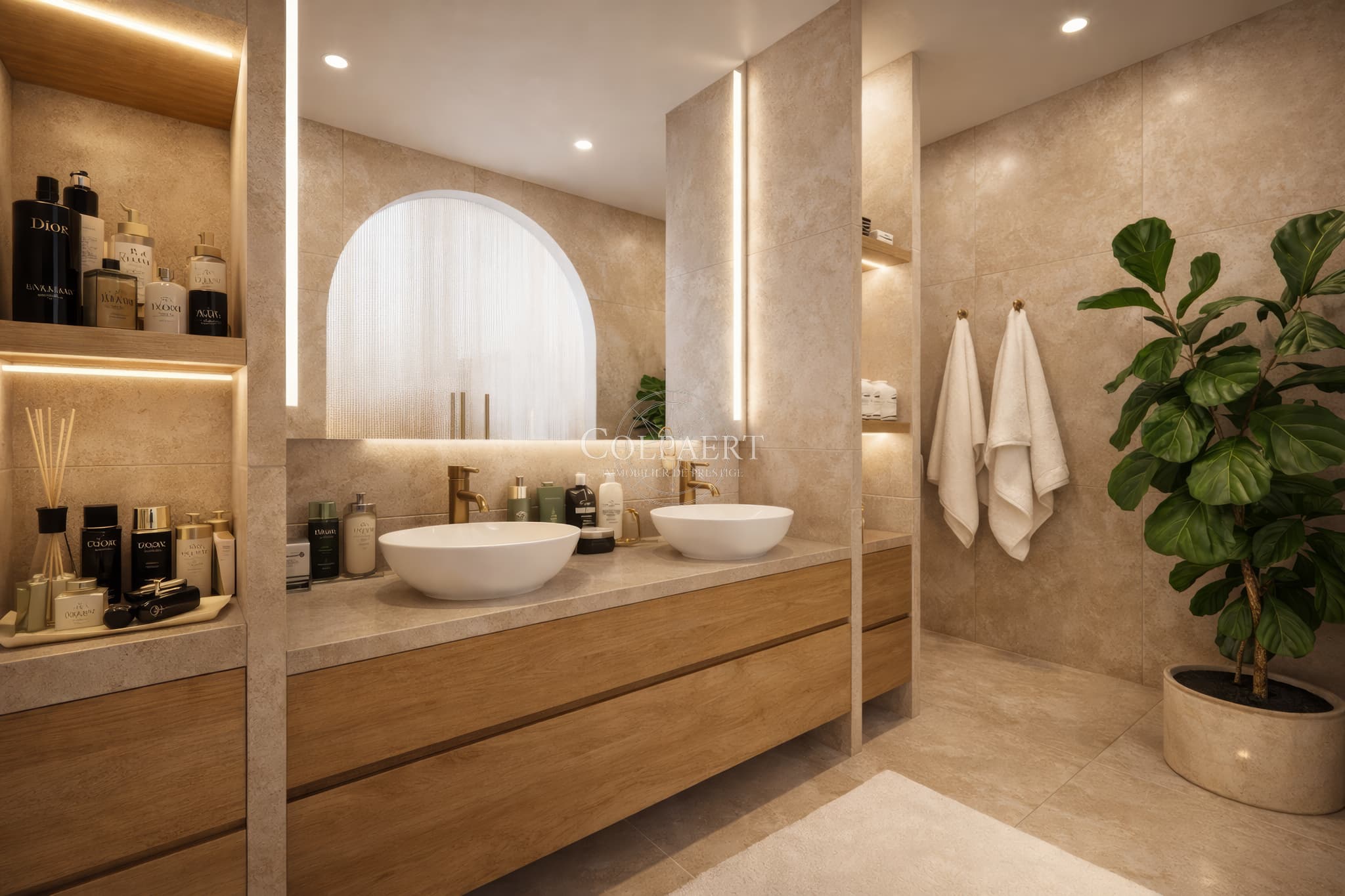 Salle de bain élégante avec matériaux nobles dans un appartement de luxe à Saint-Tropez, alliant confort, design et raffinement.