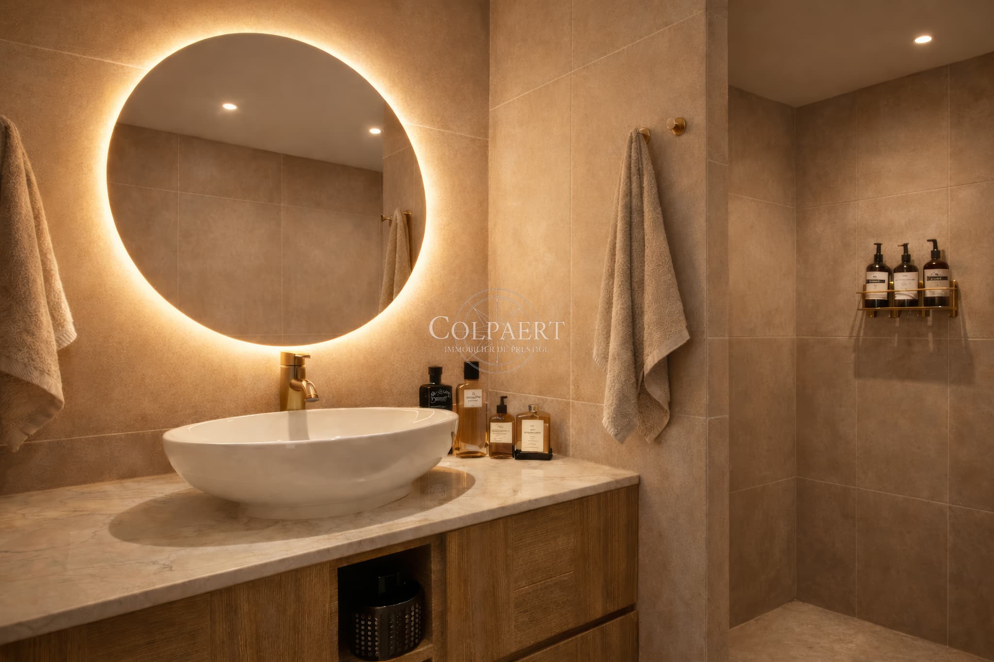 Salle de douche contemporaine avec finitions premium dans un appartement de luxe à Saint-Tropez au sein du projet exclusif Patio Ruben.