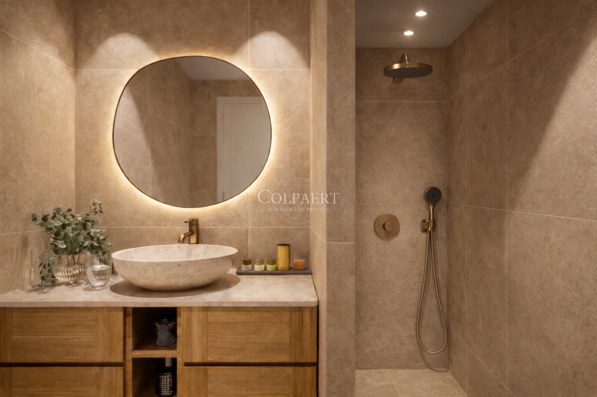 Salle de bain élégante avec matériaux nobles dans un appartement de luxe à Saint-Tropez, alliant confort, design et raffinement.
