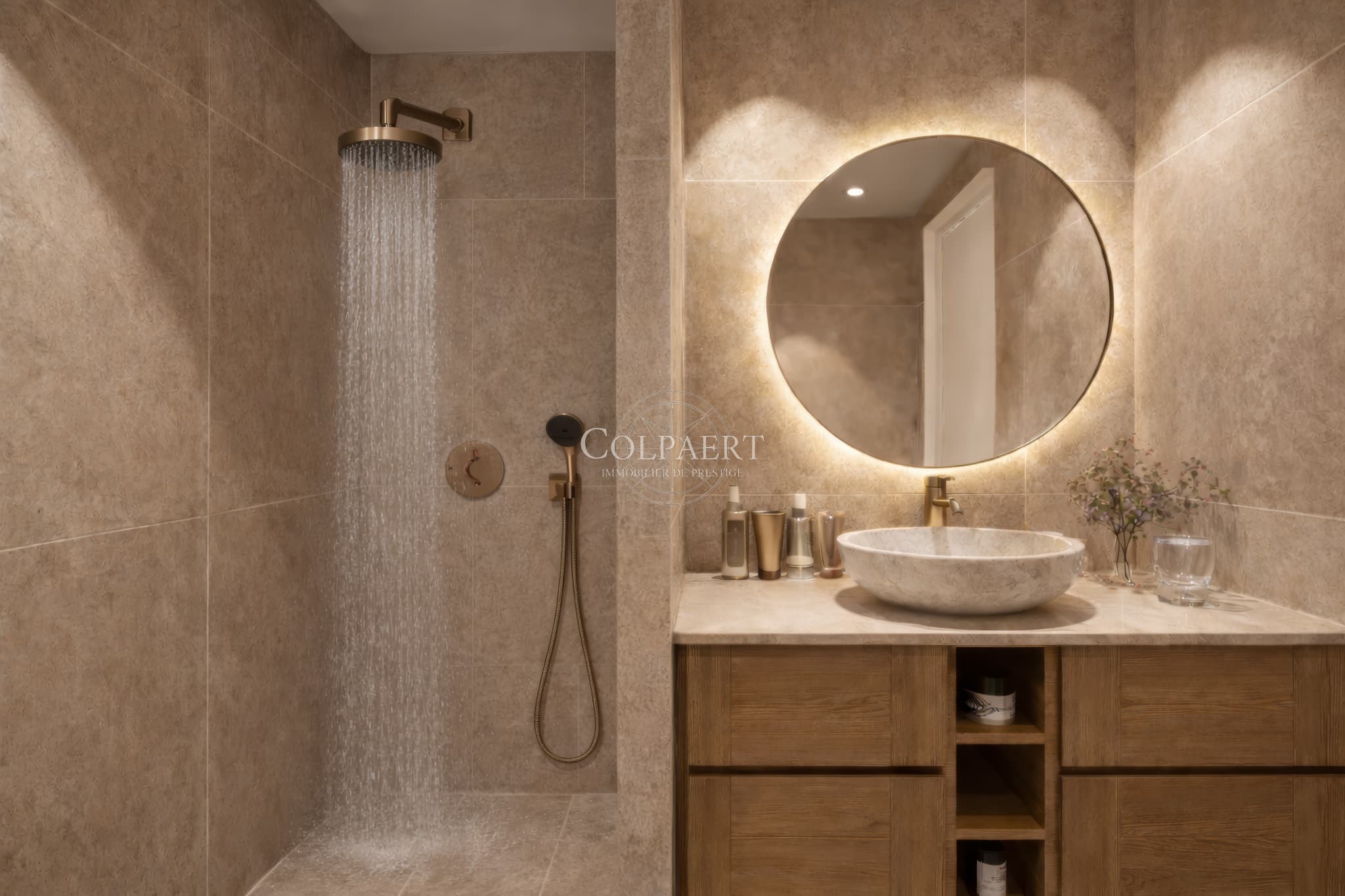 Salle de douche contemporaine avec finitions premium dans un appartement de luxe à Saint-Tropez au sein du projet exclusif Patio Ruben.