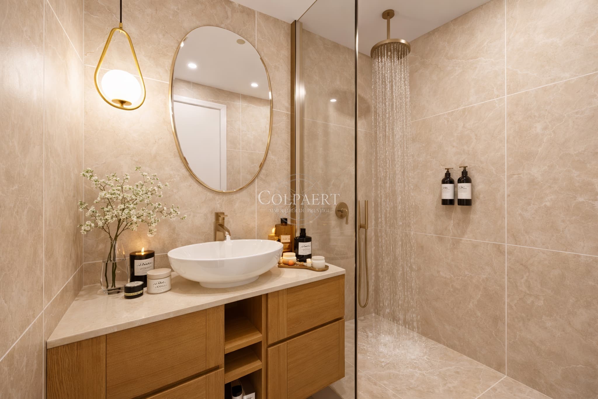 Salle de douche contemporaine avec finitions premium dans un appartement de luxe à Saint-Tropez au sein du projet exclusif Patio Ruben.