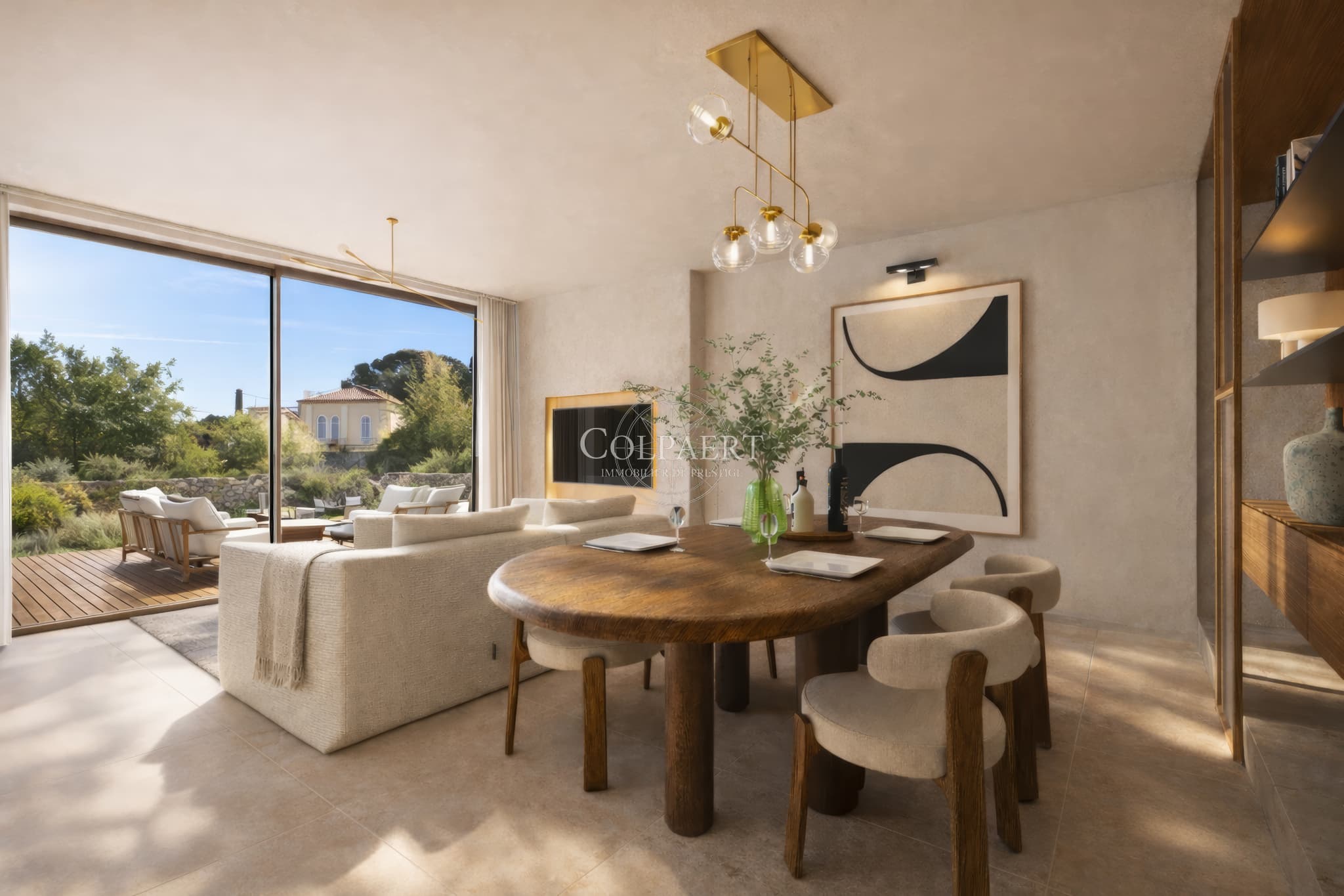 Salle à manger conviviale et élégante dans un appartement de luxe à Saint-Tropez, idéale pour profiter d’un cadre raffiné au Patio Ruben.