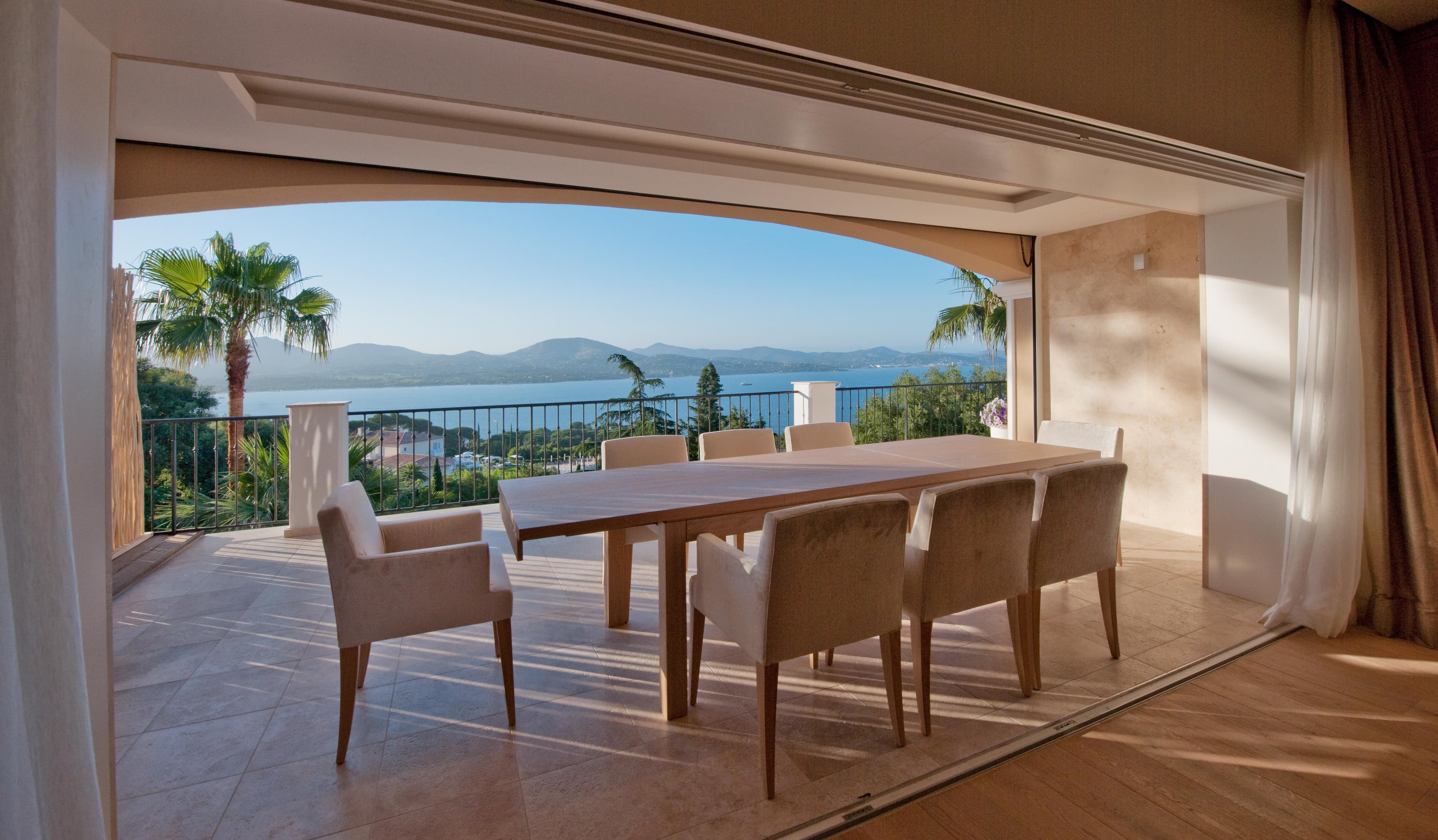 Terrasse ensoleillée avec panorama exceptionnel sur la Méditerranée dans une villa de prestige située à Gassin.
