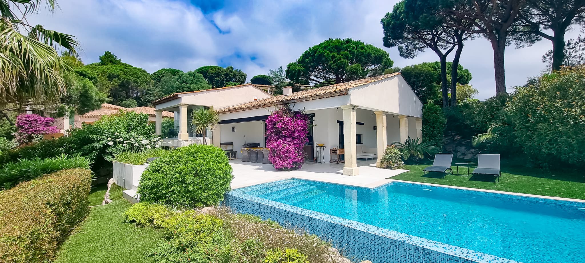 Façade moderne de la villa à vendre à Gigaro, avec vue panoramique sur la Méditerranée et le Parc de Port Cros.
