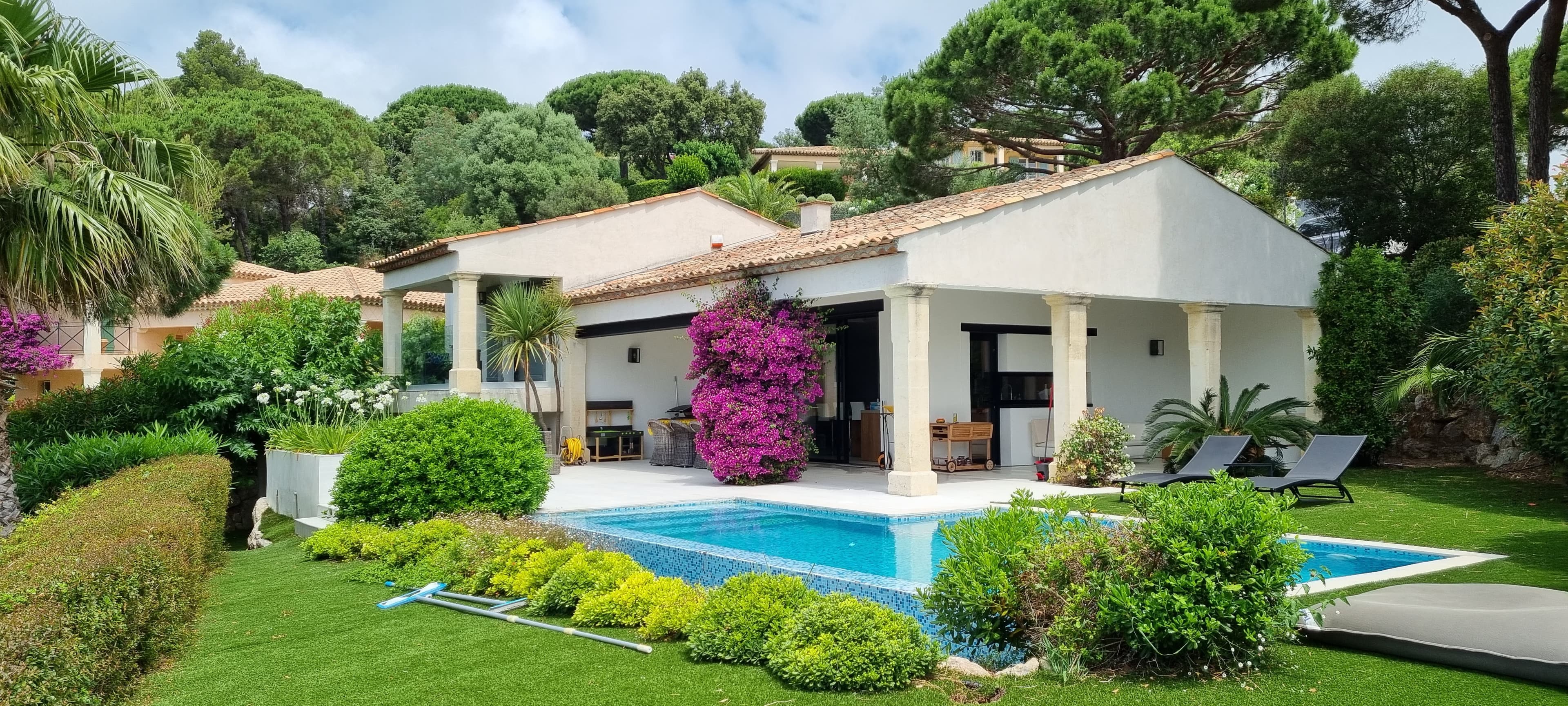Façade moderne de la villa à vendre à Gigaro, avec vue panoramique sur la Méditerranée et le Parc de Port Cros.