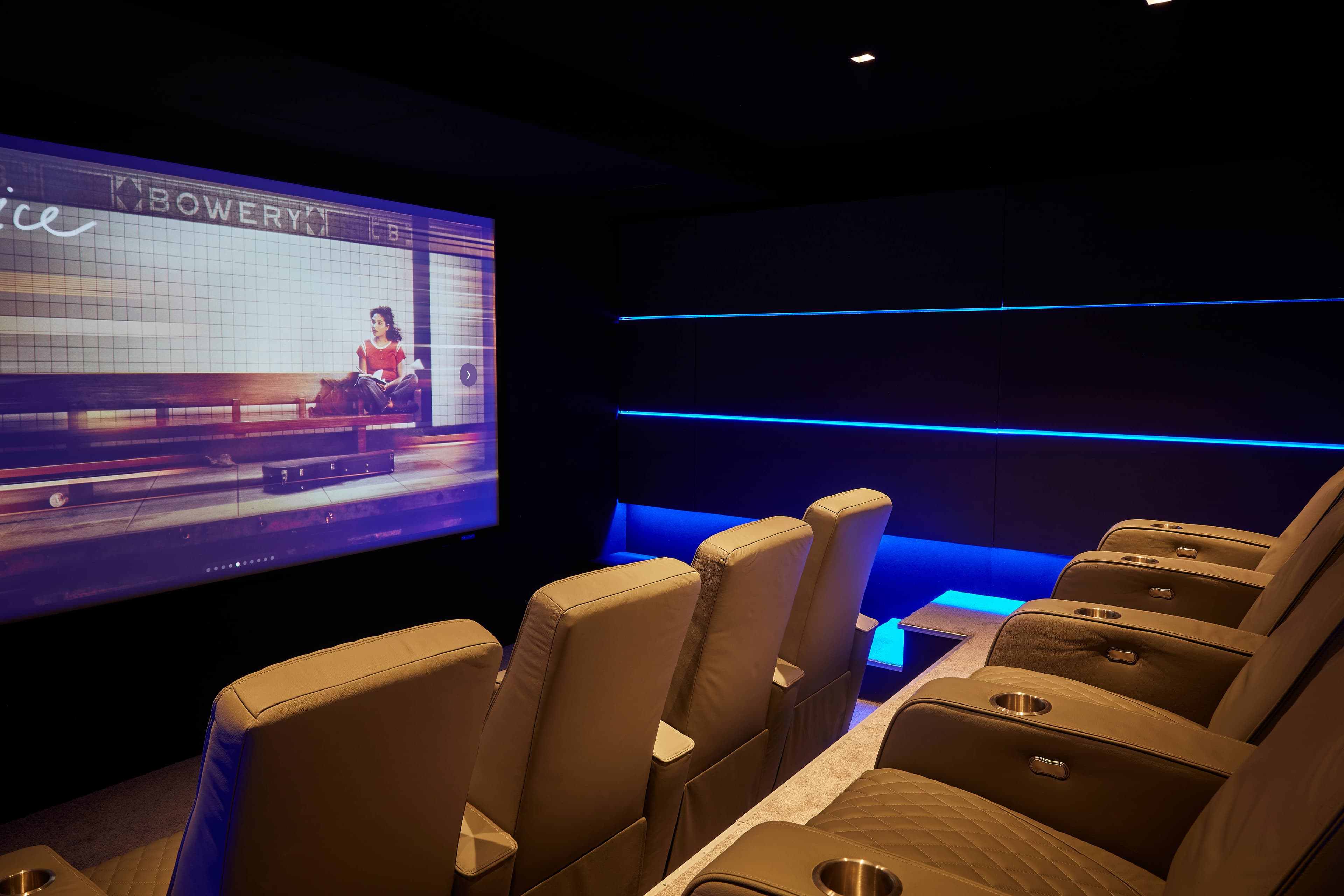 Salle de cinéma privée avec neuf fauteuils premium dans une villa d’exception à Ramatuelle, à quelques minutes de Saint-Tropez.