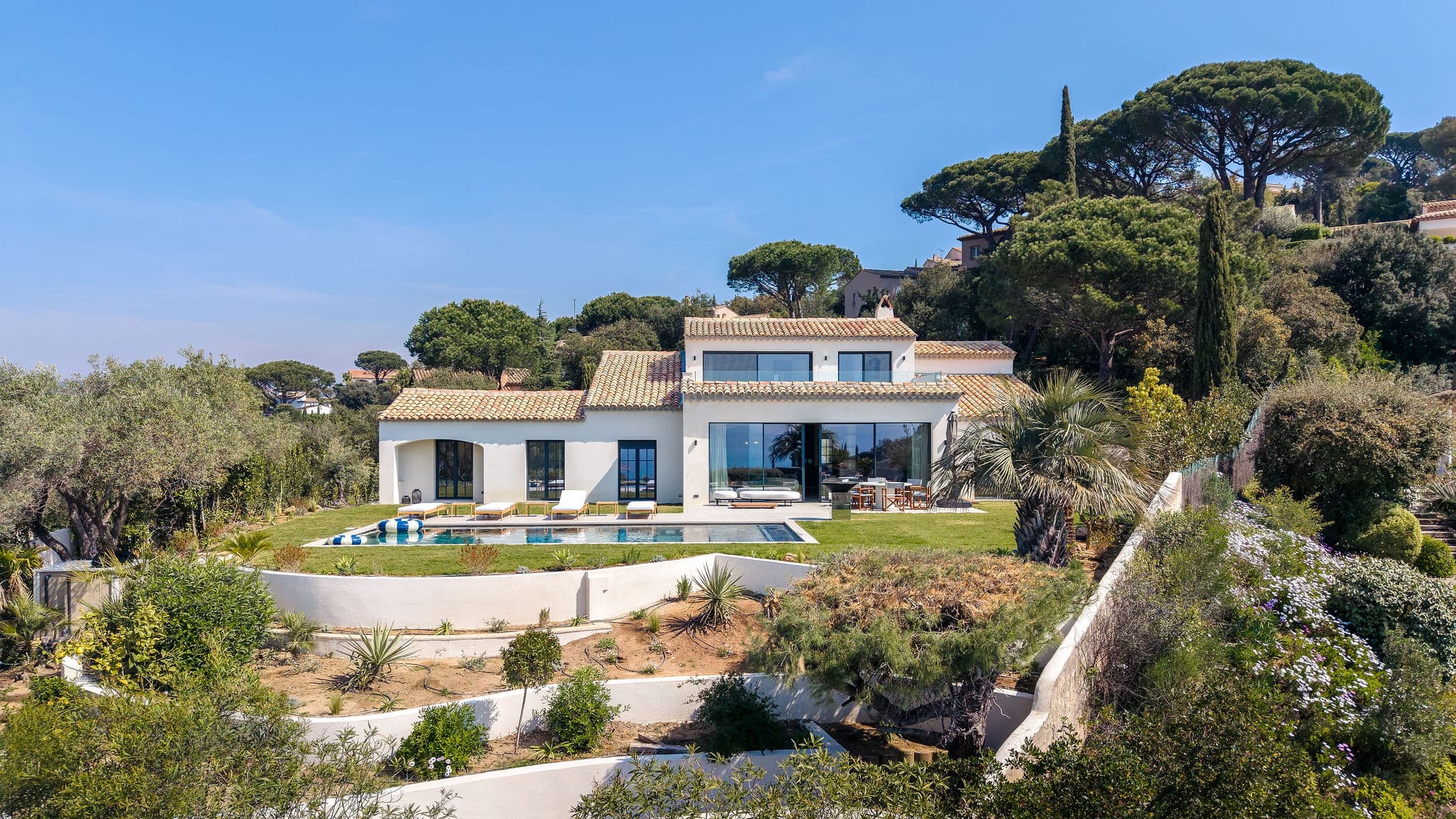 Façade élégante d’une villa à Sainte-Maxime avec architecture contemporaine, jardin paysager et environnement résidentiel recherché.