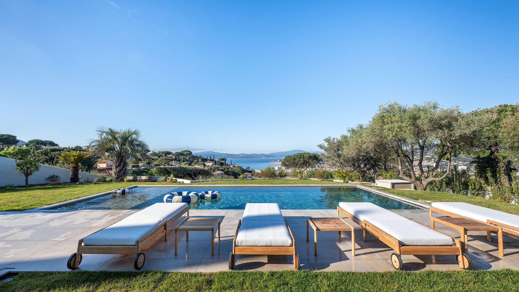 Piscine à débordement avec vue spectaculaire sur la mer, intégrée harmonieusement dans un environnement méditerranéen raffiné.