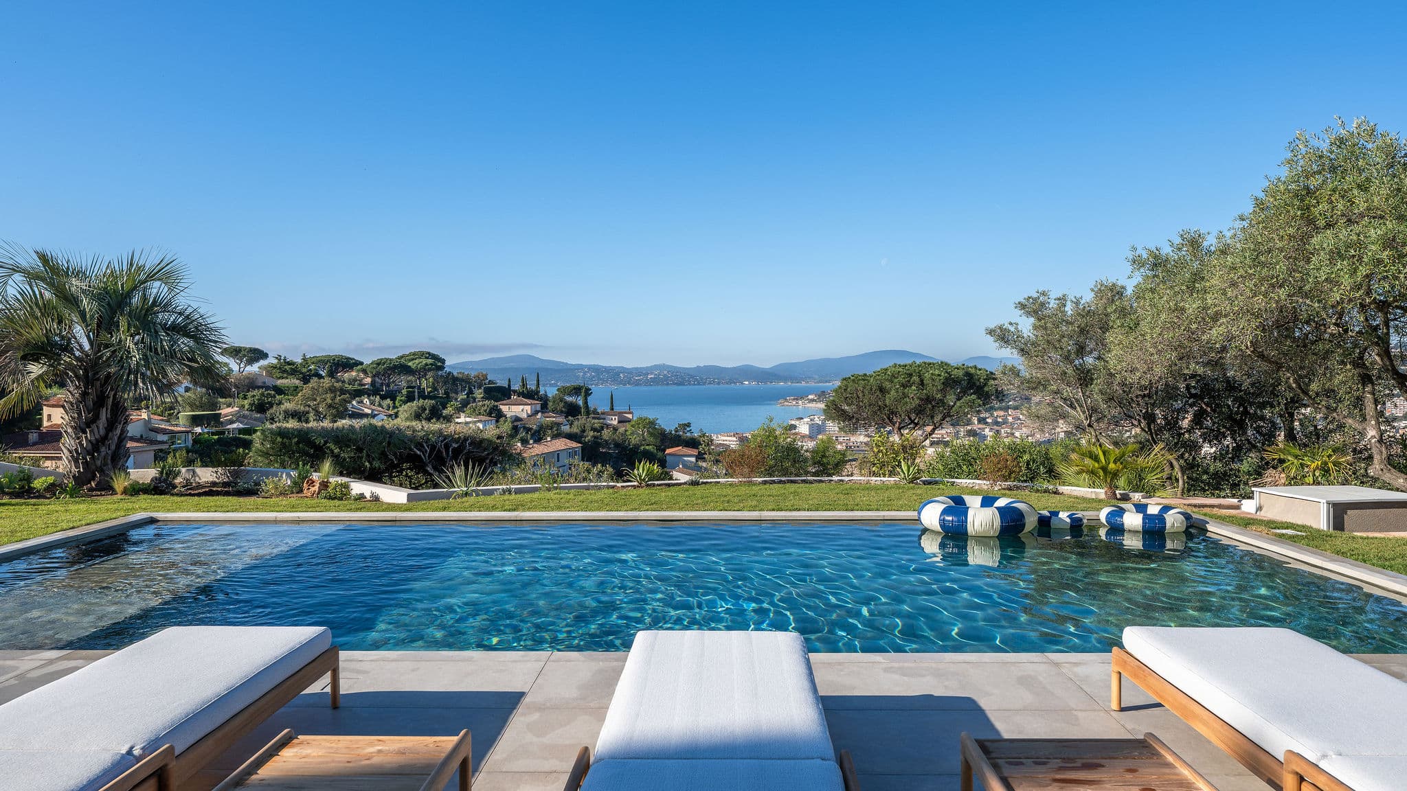 Vue panoramique exceptionnelle sur la Méditerranée depuis la villa, offrant un horizon dégagé et un cadre de vie lumineux et apaisant.