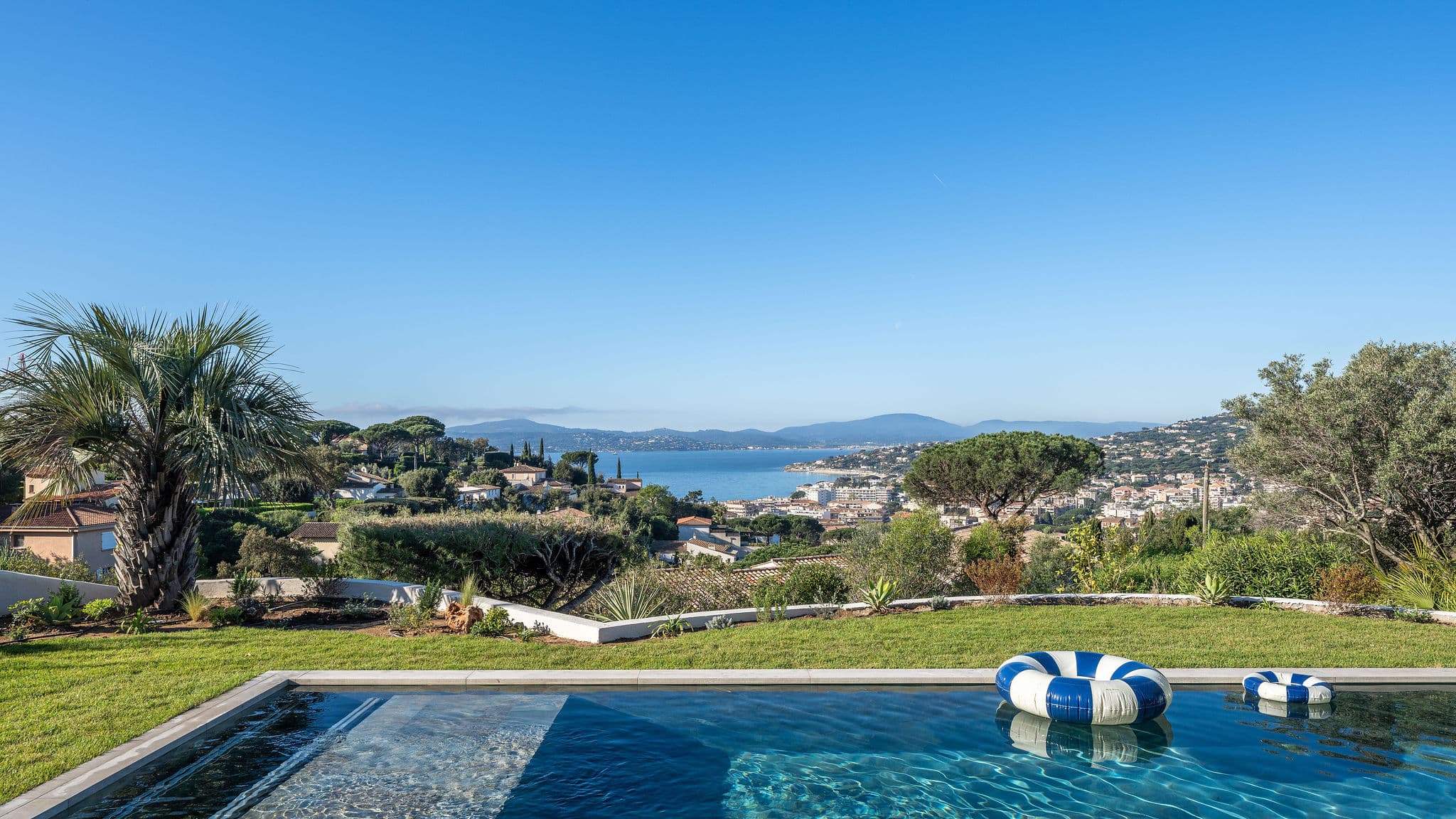 Vue panoramique exceptionnelle sur la Méditerranée depuis la villa, offrant un horizon dégagé et un cadre de vie lumineux et apaisant.