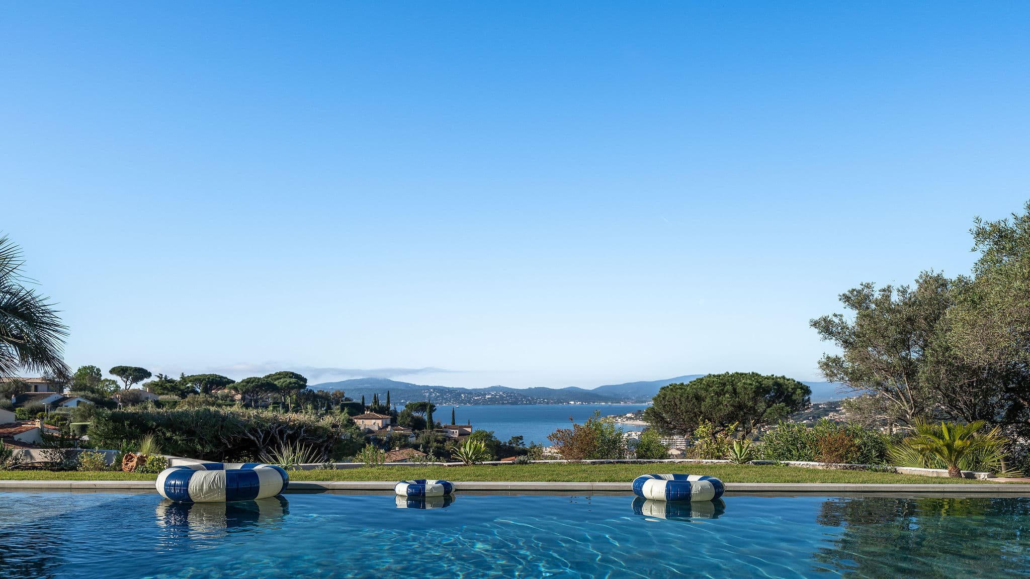 Vue panoramique exceptionnelle sur la Méditerranée depuis la villa, offrant un horizon dégagé et un cadre de vie lumineux et apaisant.