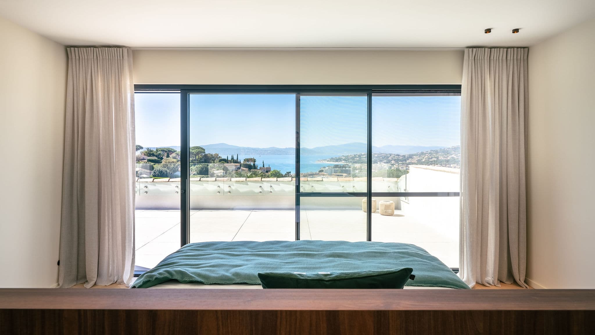 Vue panoramique exceptionnelle sur la Méditerranée depuis la villa, offrant un horizon dégagé et un cadre de vie lumineux et apaisant.
