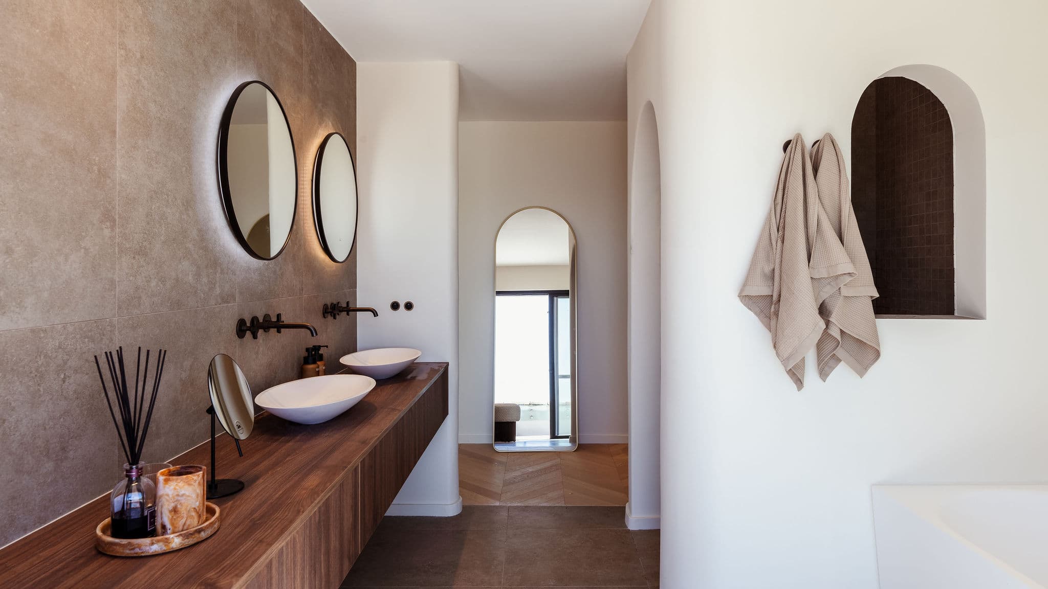 Salle de bains raffinée avec matériaux de qualité, offrant confort, luminosité et finitions élégantes dans un style contemporain.