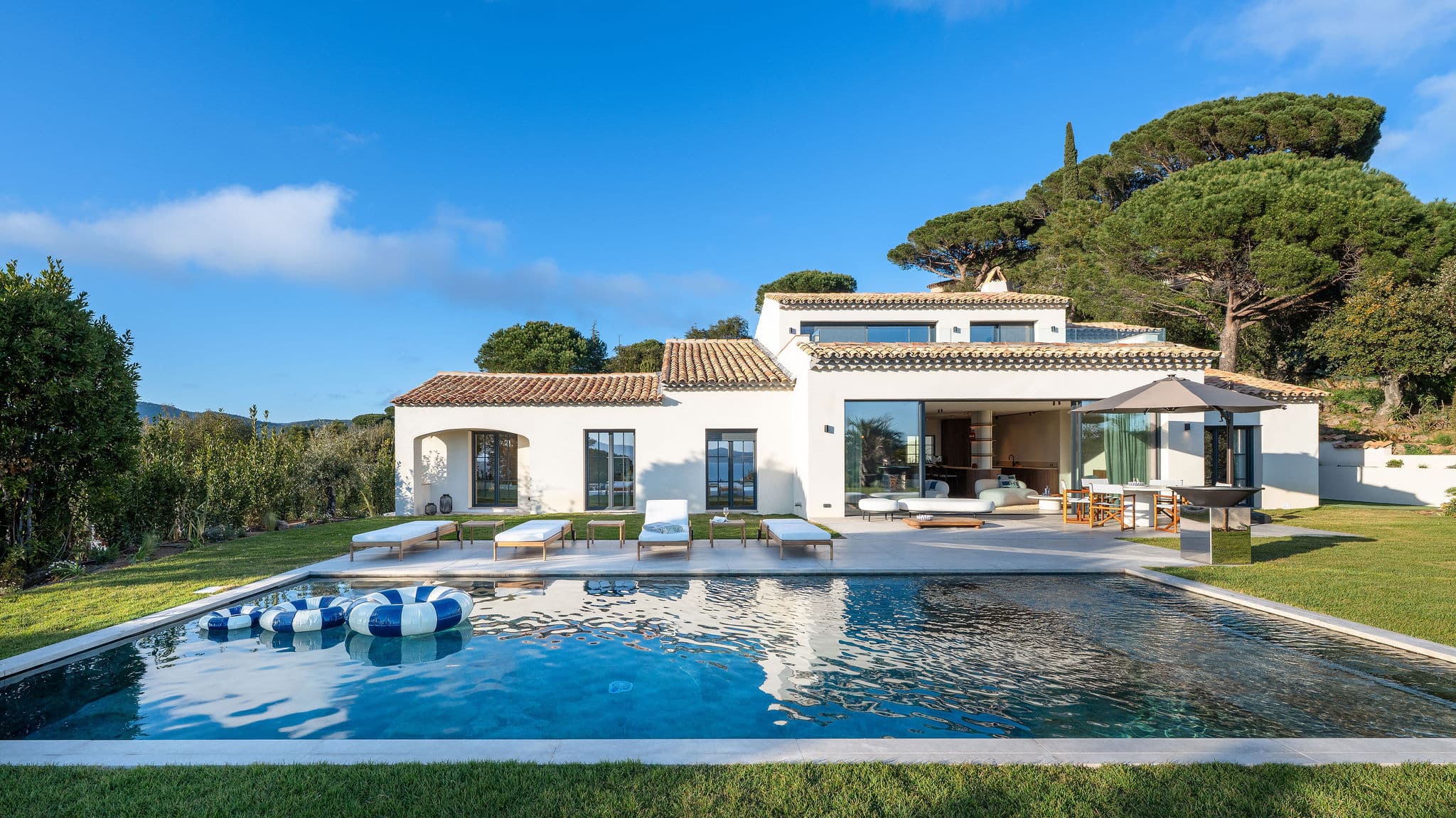 Façade élégante d’une villa à Sainte-Maxime avec architecture contemporaine, jardin paysager et environnement résidentiel recherché.