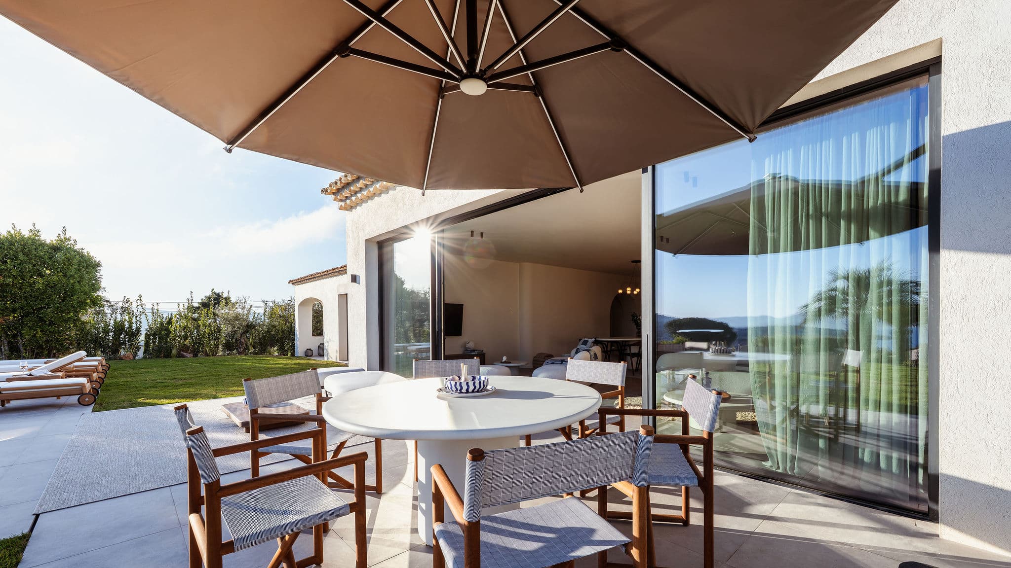 Terrasse ensoleillée avec piscine à débordement et vue mer panoramique, idéale pour profiter du climat et du paysage méditerranéen.