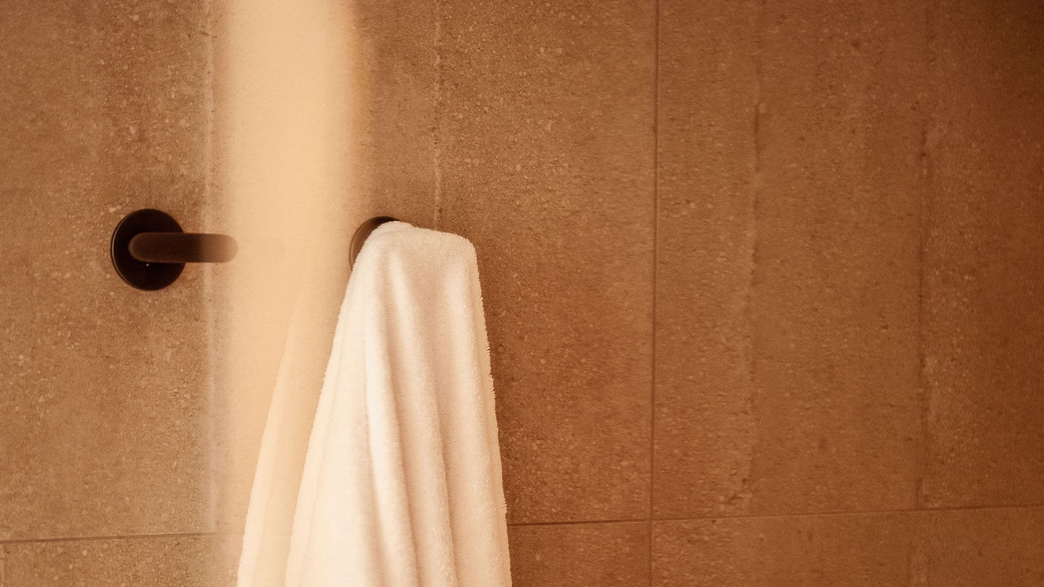 Salle de bains raffinée avec matériaux de qualité, offrant confort, luminosité et finitions élégantes dans un style contemporain.