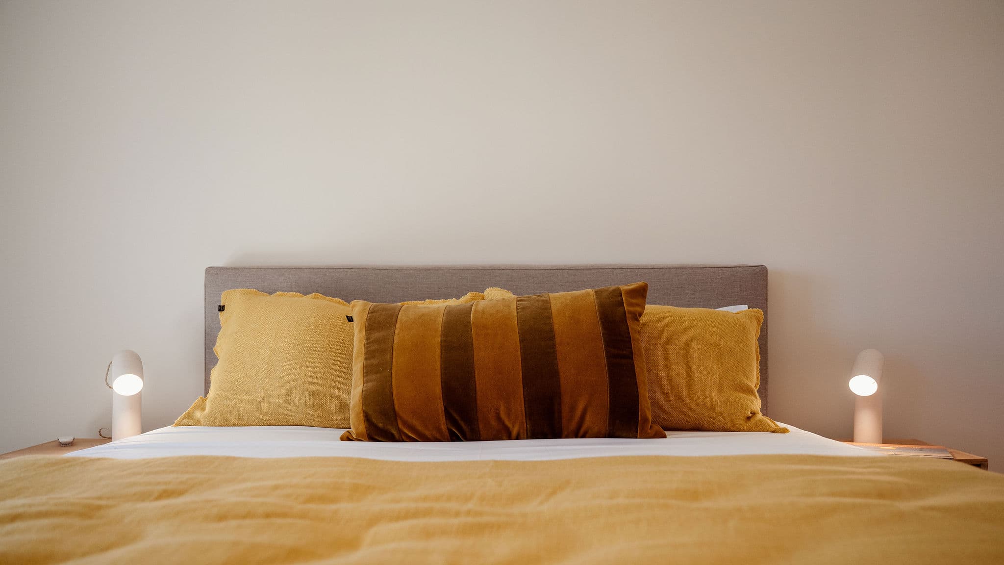 Chambre lumineuse avec vue mer, offrant une atmosphère apaisante, des volumes généreux et un confort optimal.