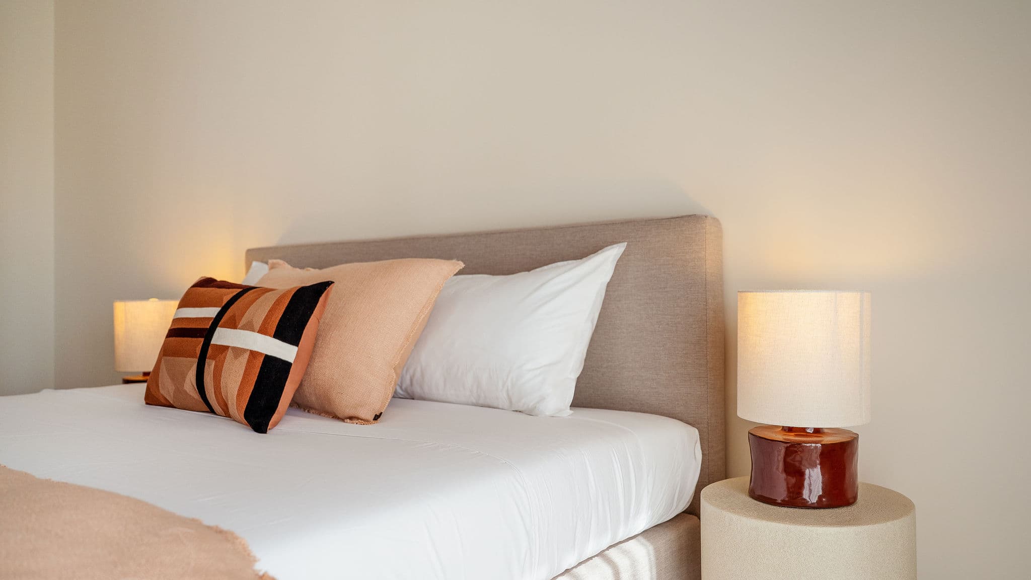 Chambre lumineuse avec vue mer, offrant une atmosphère apaisante, des volumes généreux et un confort optimal.
