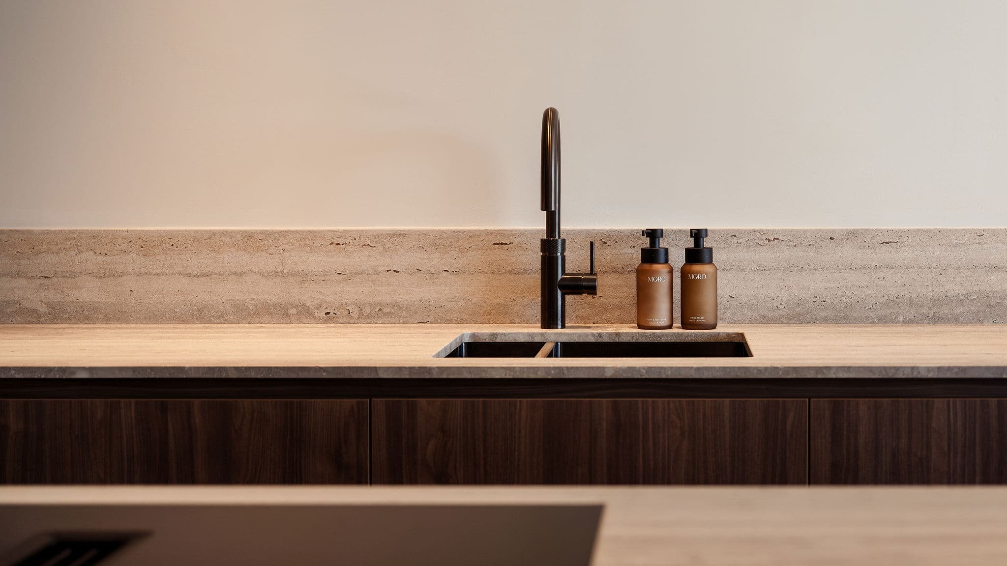 Cuisine moderne entièrement équipée ouverte sur le séjour, alliant design contemporain et fonctionnalité haut de gamme.