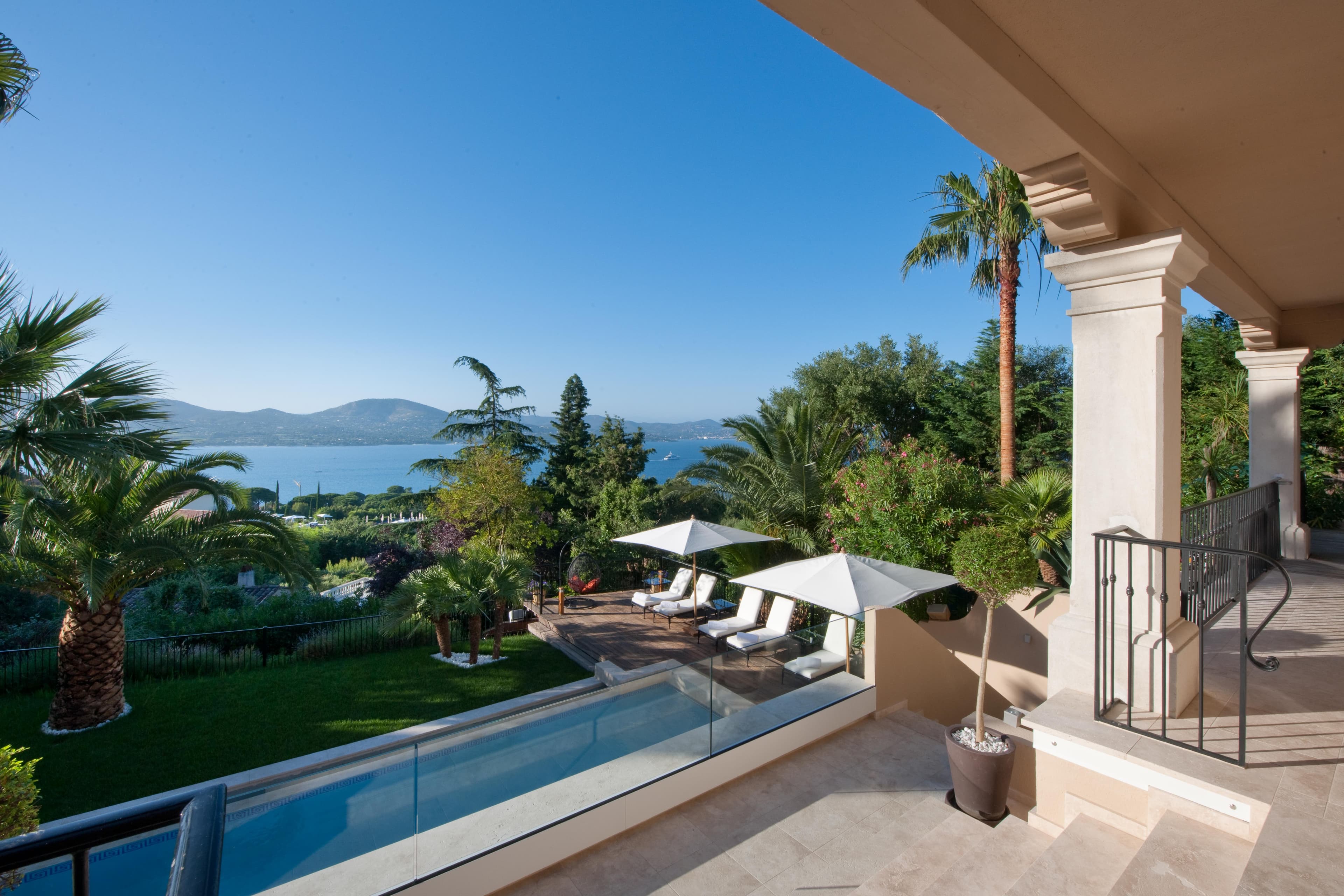 Élégante villa néo-provençale avec vue panoramique sur la mer et Saint-Tropez dans le prestigieux domaine de Sinopolis à Gassin.