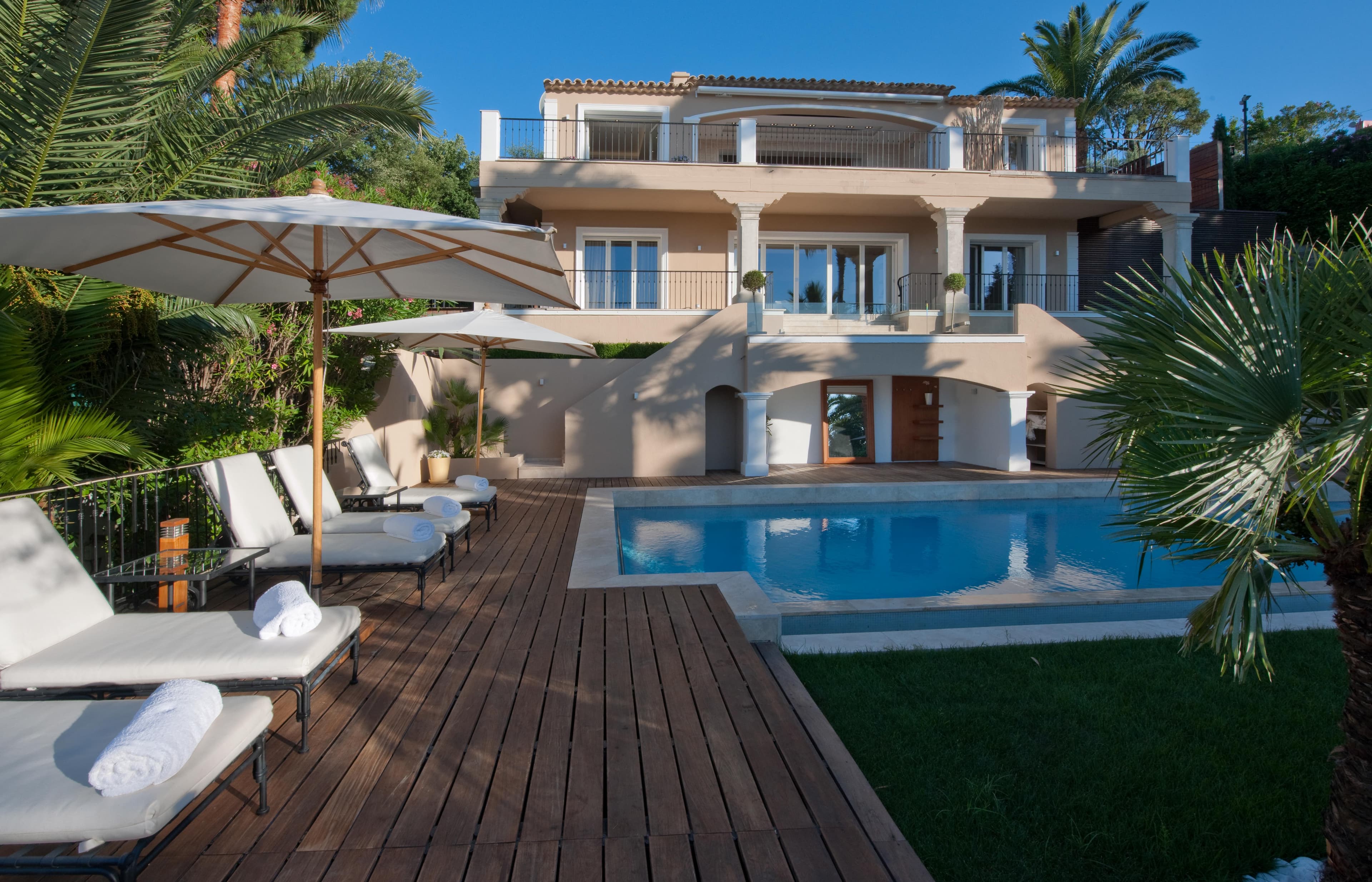 Piscine chauffée entourée d’un jardin paysager dans une villa avec vue panoramique sur la mer à Gassin.