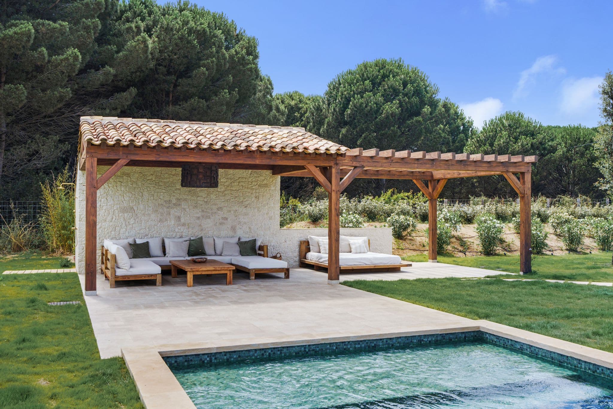 Profitez d’une piscine avec vue panoramique sur vignobles, villa à vendre Ramatuelle, à quelques minutes de Pampelonne.