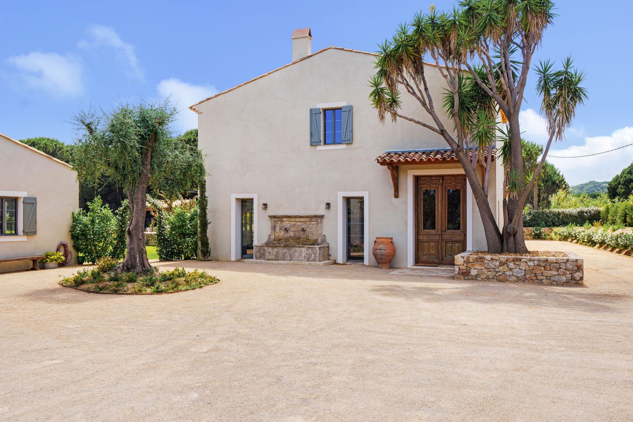 Magnifique façade de villa à vendre à Ramatuelle, style bergerie moderne, entourée de verdure et proche des plages de Pampelonne.