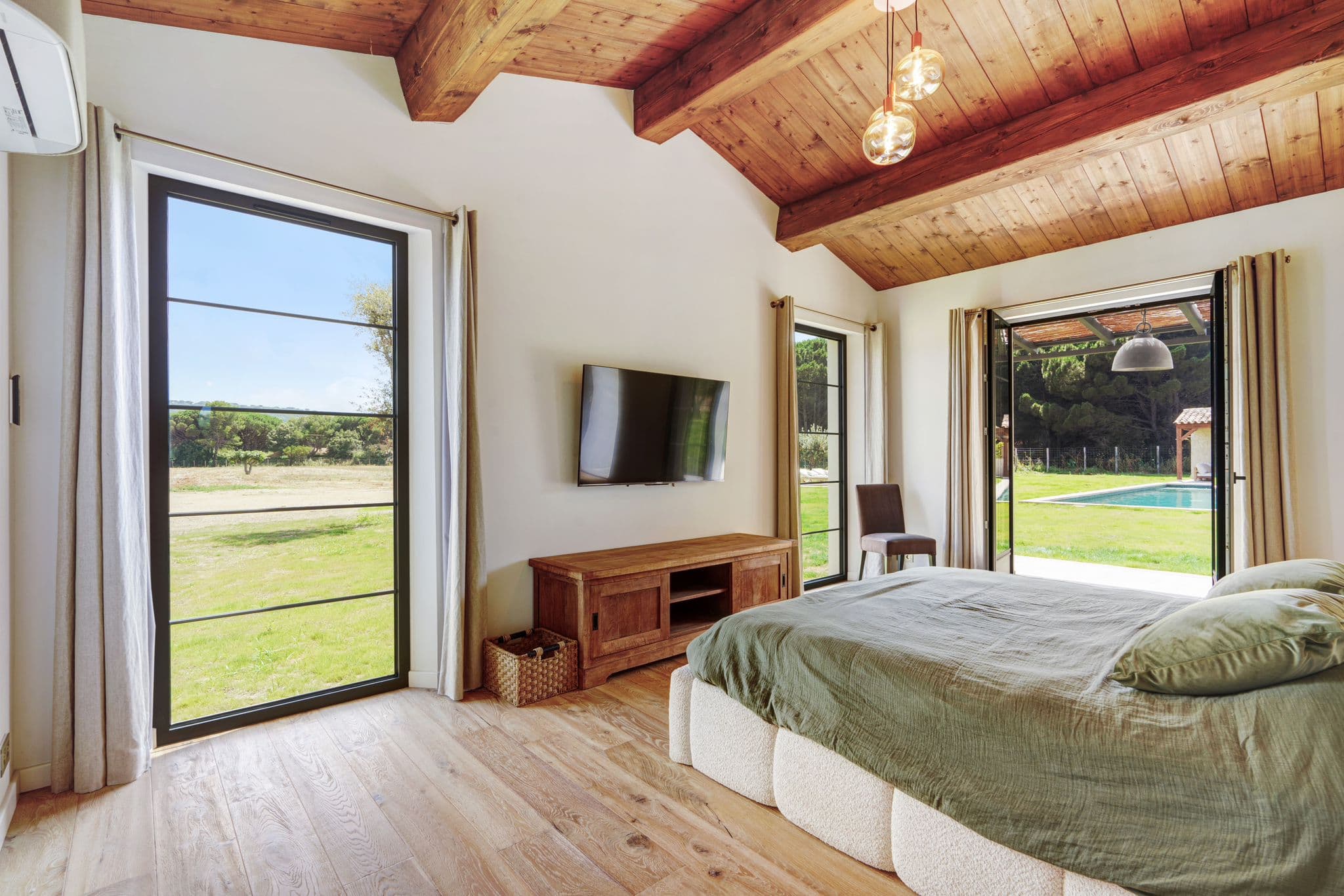 Chambre élégante et confortable avec salle de bain privative, villa à vendre Ramatuelle, style bergerie moderne et raffinée.