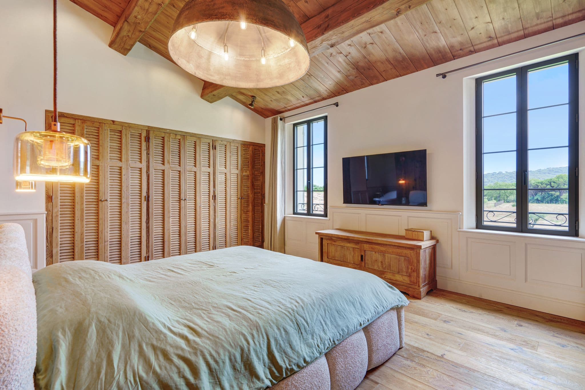 Chambre élégante et confortable avec salle de bain privative, villa à vendre Ramatuelle, style bergerie moderne et raffinée.
