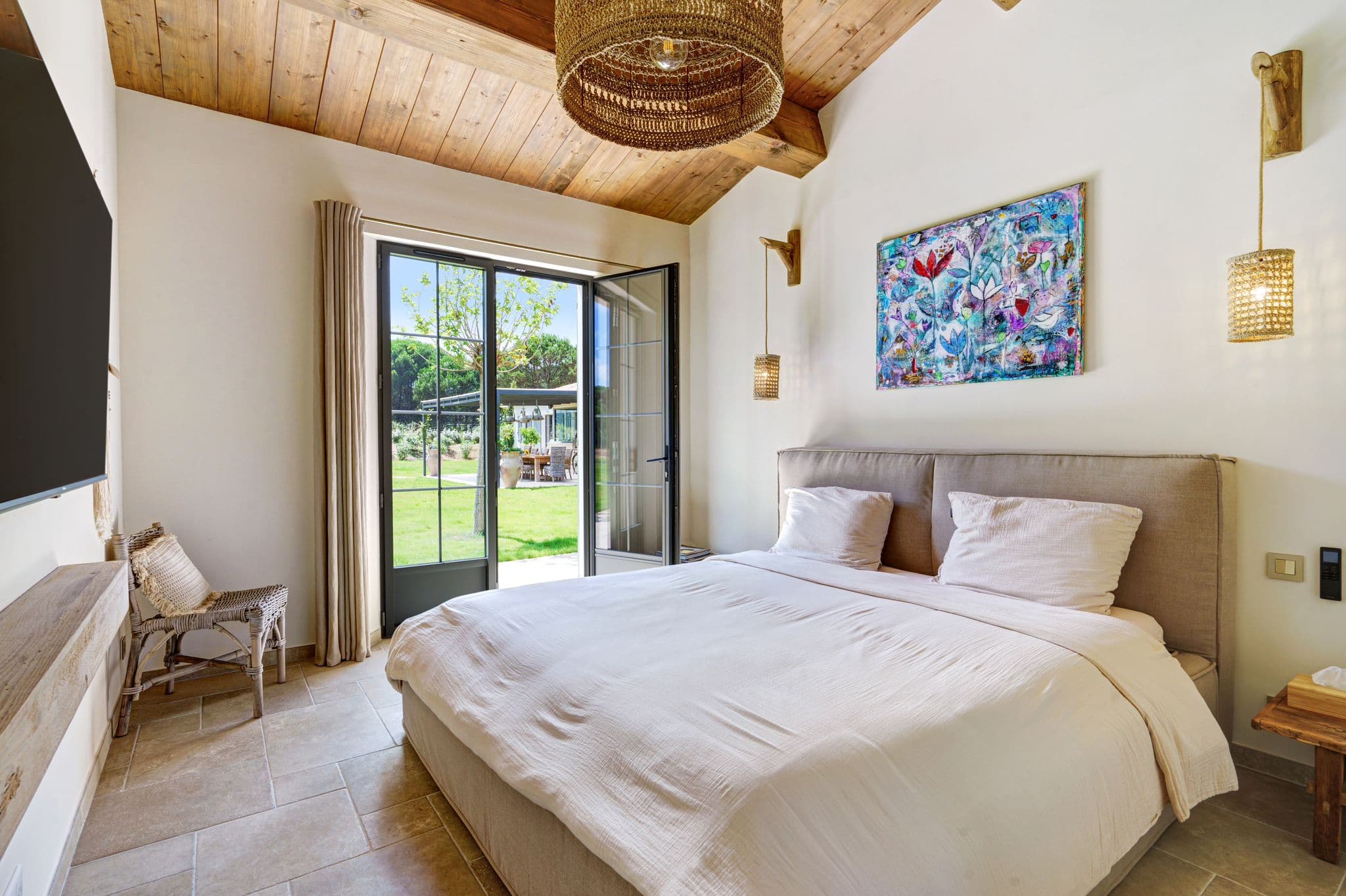 Chambre élégante et confortable avec salle de bain privative, villa à vendre Ramatuelle, style bergerie moderne et raffinée.