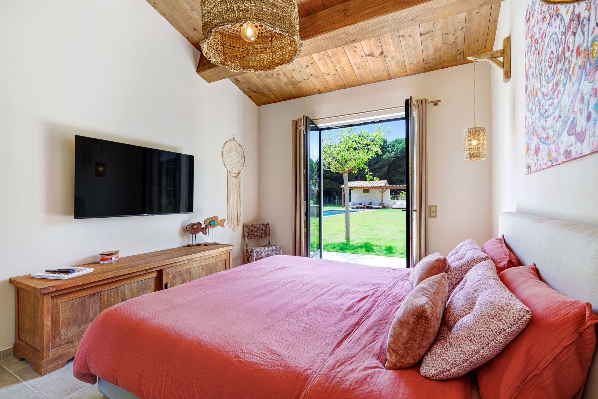 Chambre élégante et confortable avec salle de bain privative, villa à vendre Ramatuelle, style bergerie moderne et raffinée.