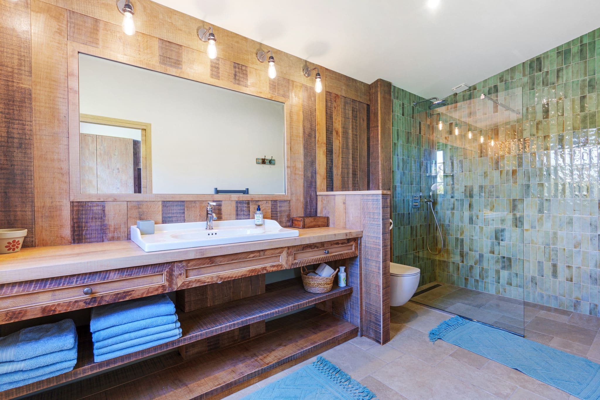 Salle de bain luxueuse et moderne d’une villa à vendre Ramatuelle, finitions haut de gamme et design élégant.