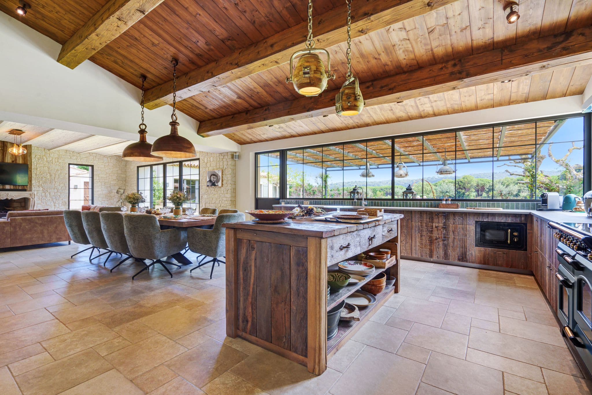 Cuisine ouverte et moderne, villa à vendre Ramatuelle, style bergerie contemporaine, avec appareils haut de gamme et vue la salle à manger