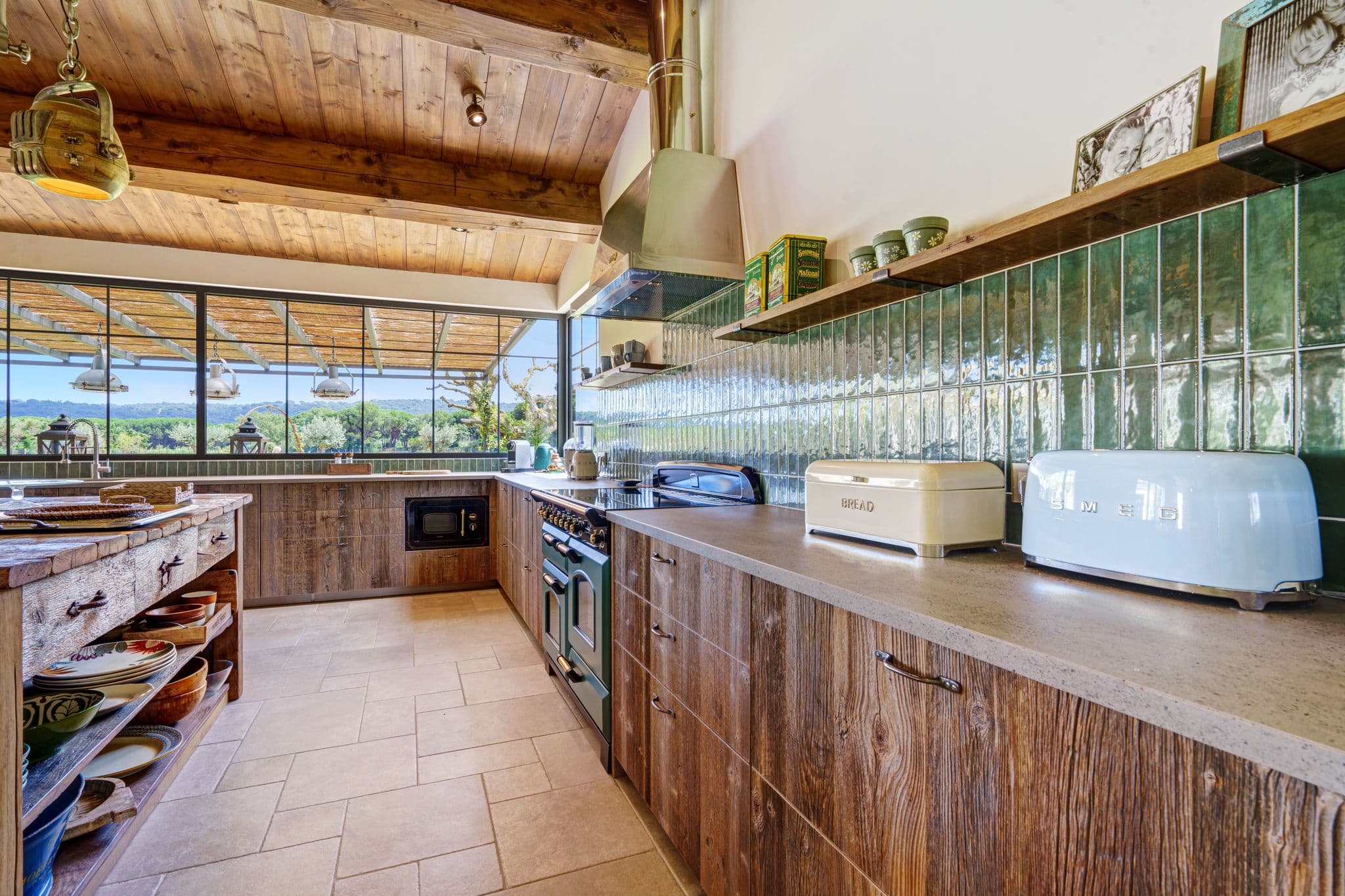 Cuisine ouverte et moderne, villa à vendre Ramatuelle, style bergerie contemporaine, avec appareils haut de gamme et vue sur salon.