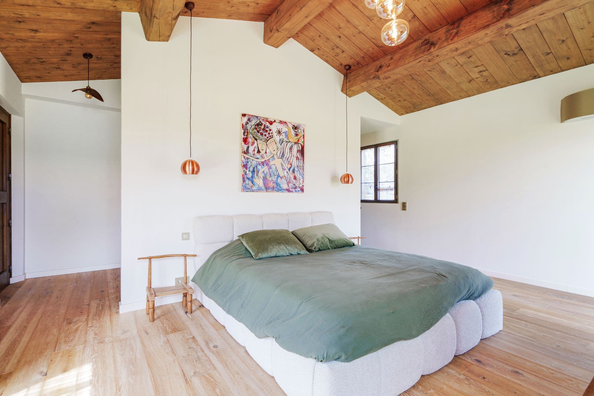 Chambre élégante et confortable avec salle de bain privative, villa à vendre Ramatuelle, style bergerie moderne et raffinée.