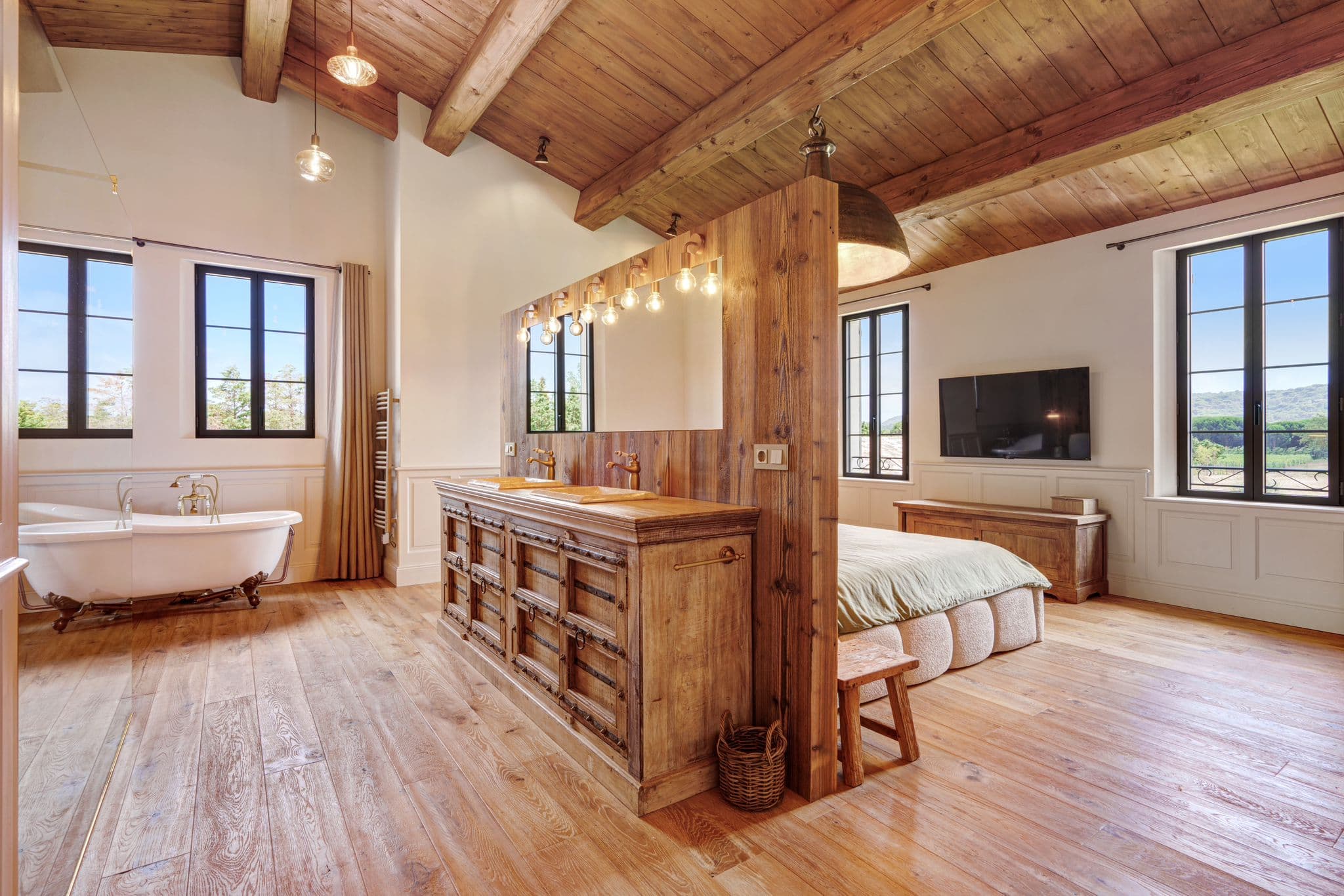 Luxueuse suite parentale de 45 m² avec dressing et salle de bain, villa à vendre Ramatuelle, panorama sur vignobles et forêt.