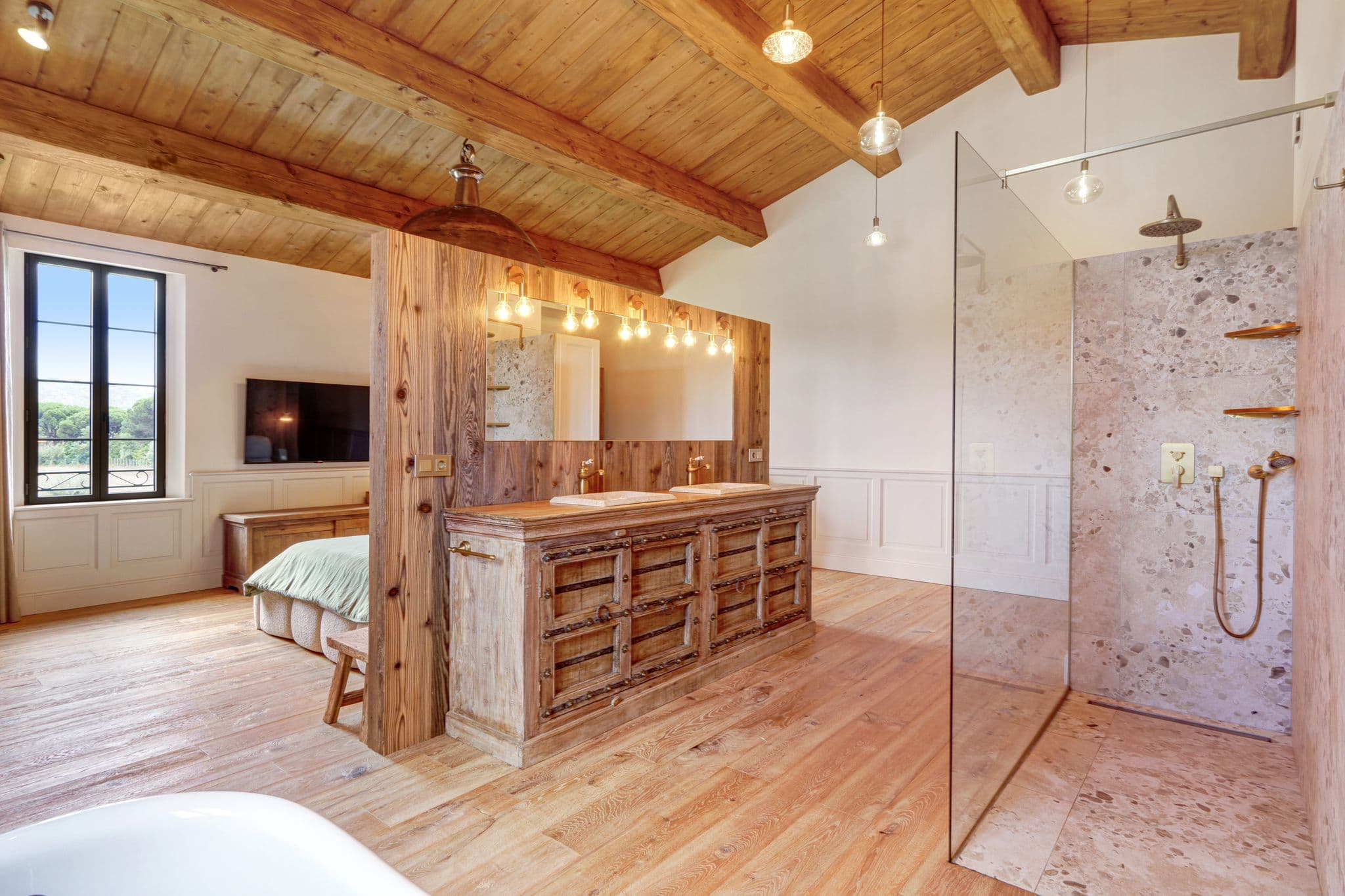 Luxueuse suite parentale de 45 m² avec dressing et salle de bain, villa à vendre Ramatuelle, panorama sur vignobles 