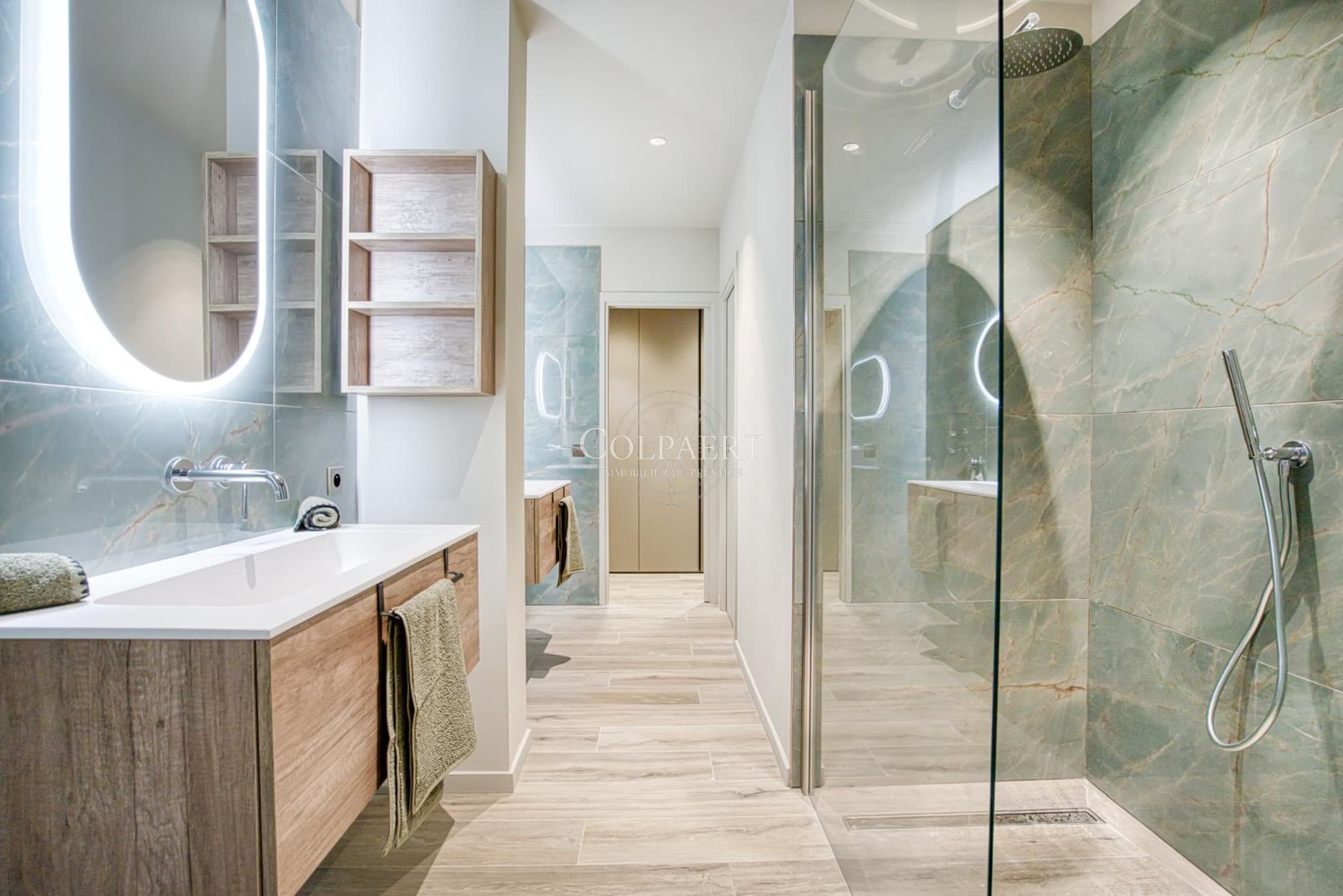 Salle de bains moderne avec matériaux nobles dans cette villa de prestige à Grimaud.