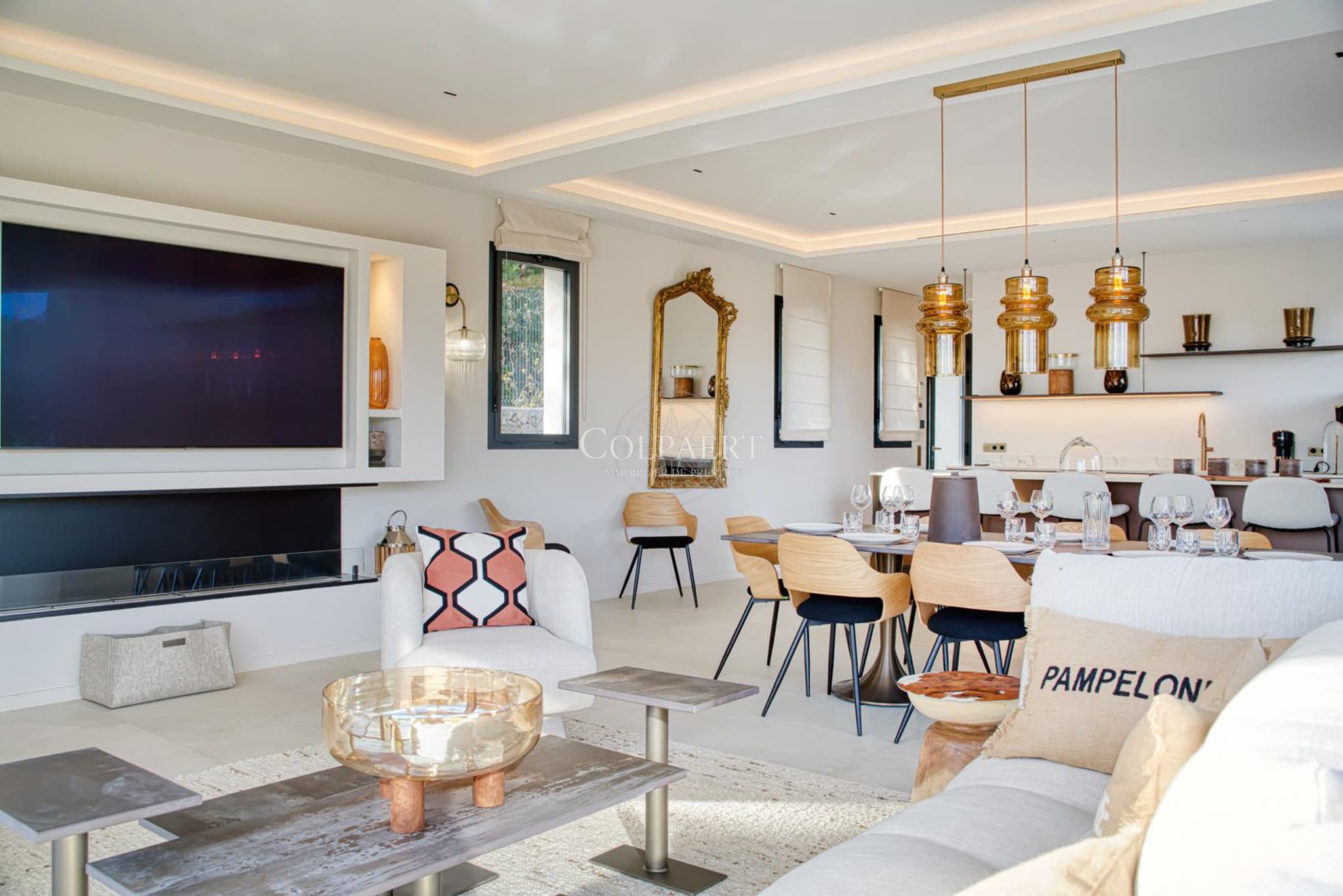 Salon généreux baigné de lumière naturelle grâce aux larges baies vitrées dans cette villa de prestige à Grimaud.